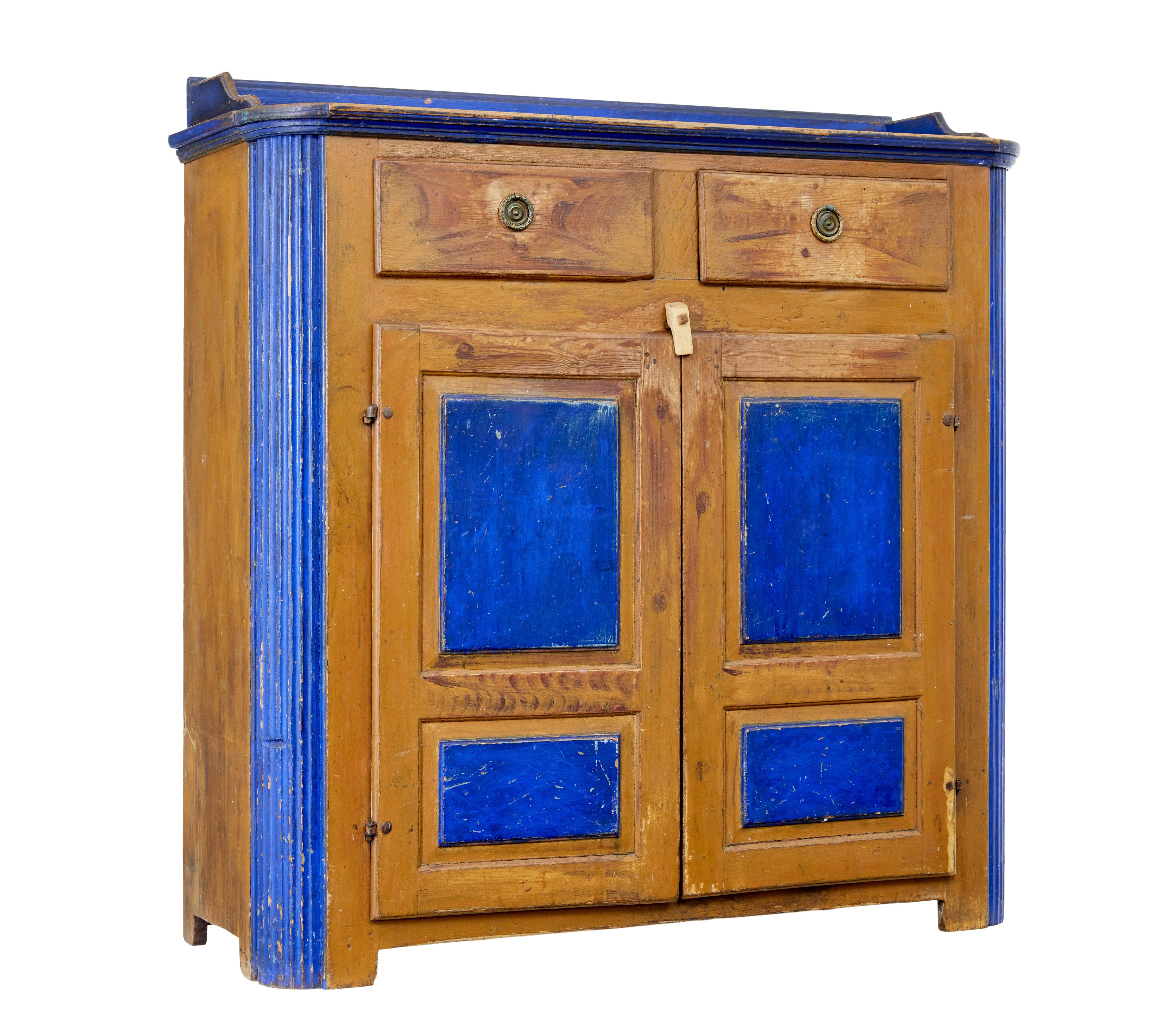Armario de cocina pintado de pino sueco del siglo XIX, hacia 1880.

Aparador de pino raro y de buena calidad viene base de tocador.   Pintado con un esquema azul cobalto en la parte superior, los paneles de las puertas y los laterales.

Parte
