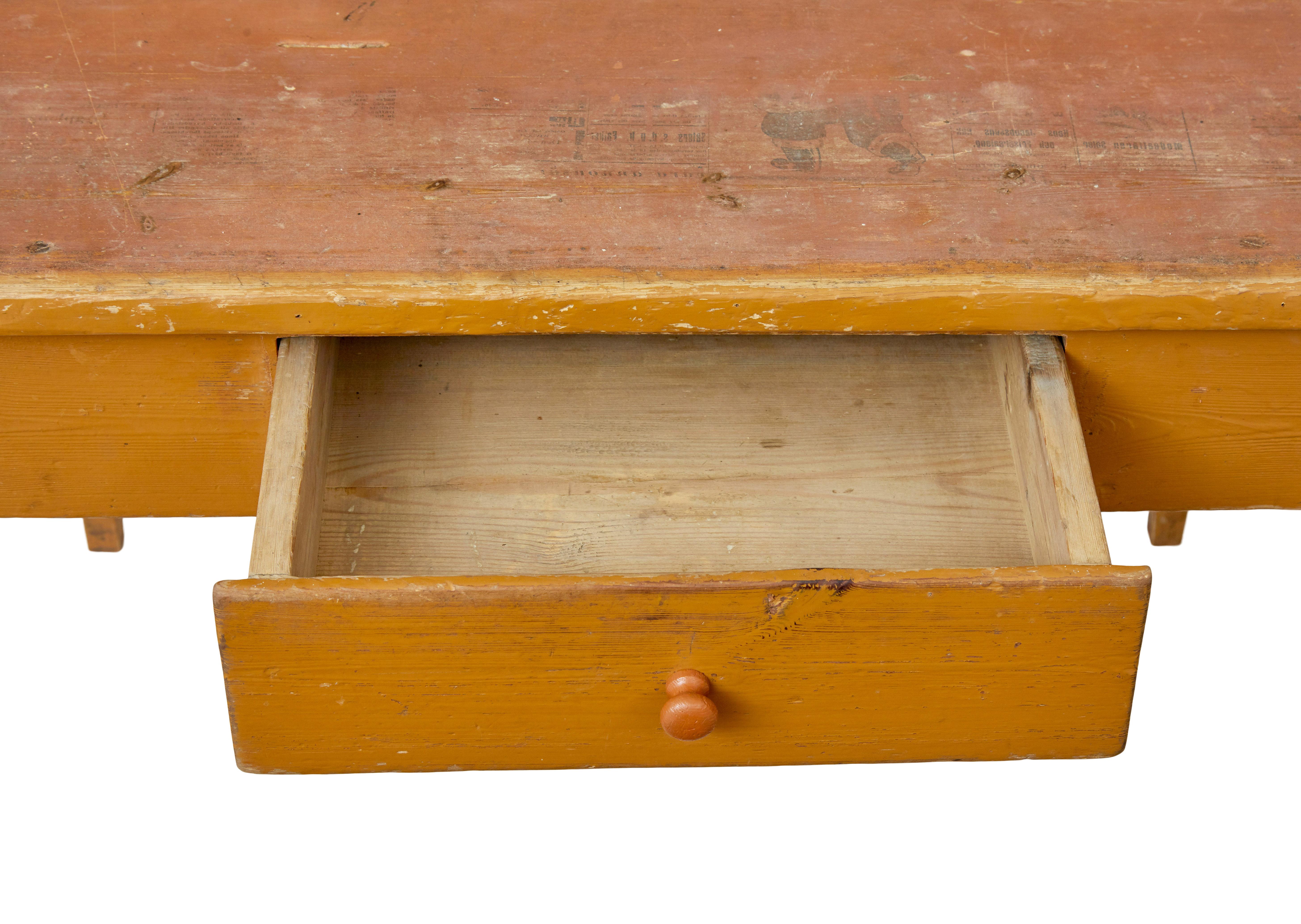 Svedese 19th century Swedish pine painted table in vendita