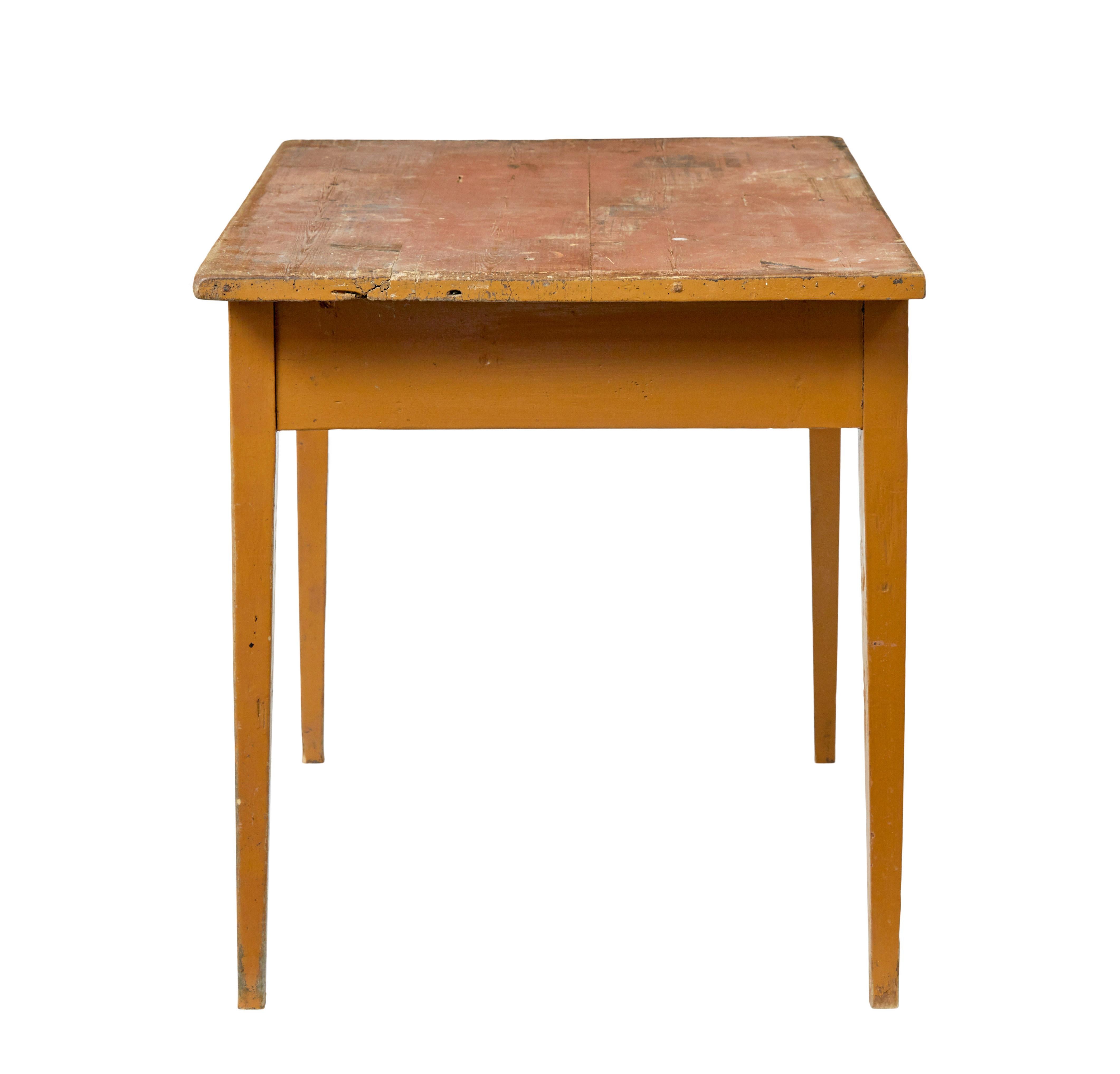 19th century Swedish pine painted table In condizioni buone in vendita a Debenham, Suffolk