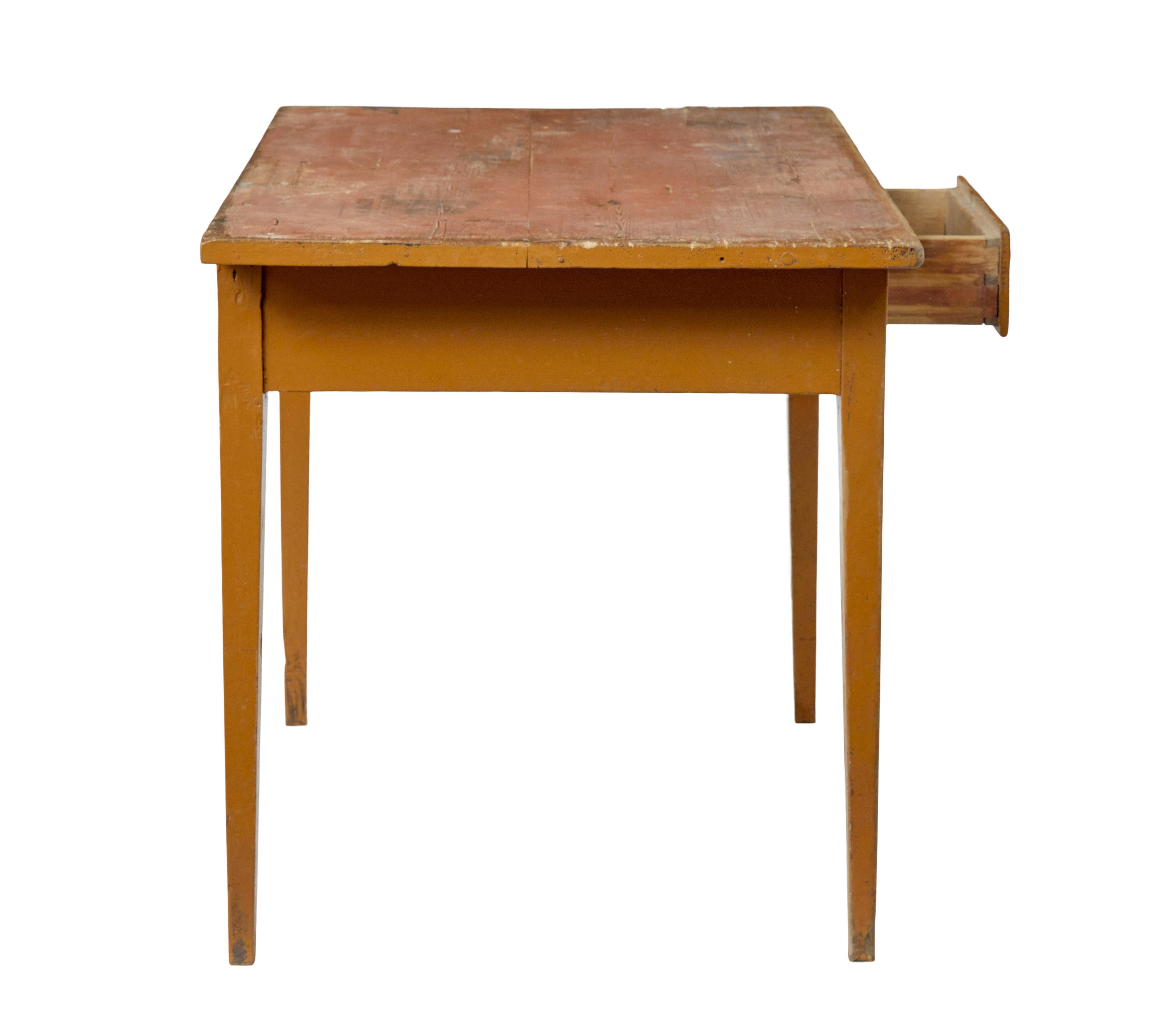 Pino 19th century Swedish pine painted table in vendita