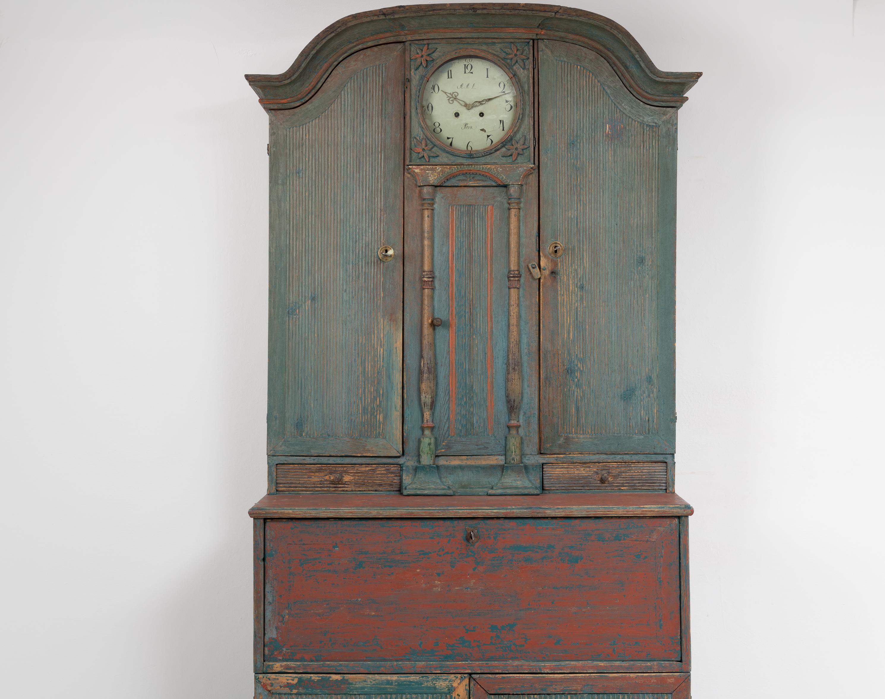 19th Century Swedish Pine Rococo and Gustavian Clock Bureau Cabinet In Good Condition For Sale In Kramfors, SE