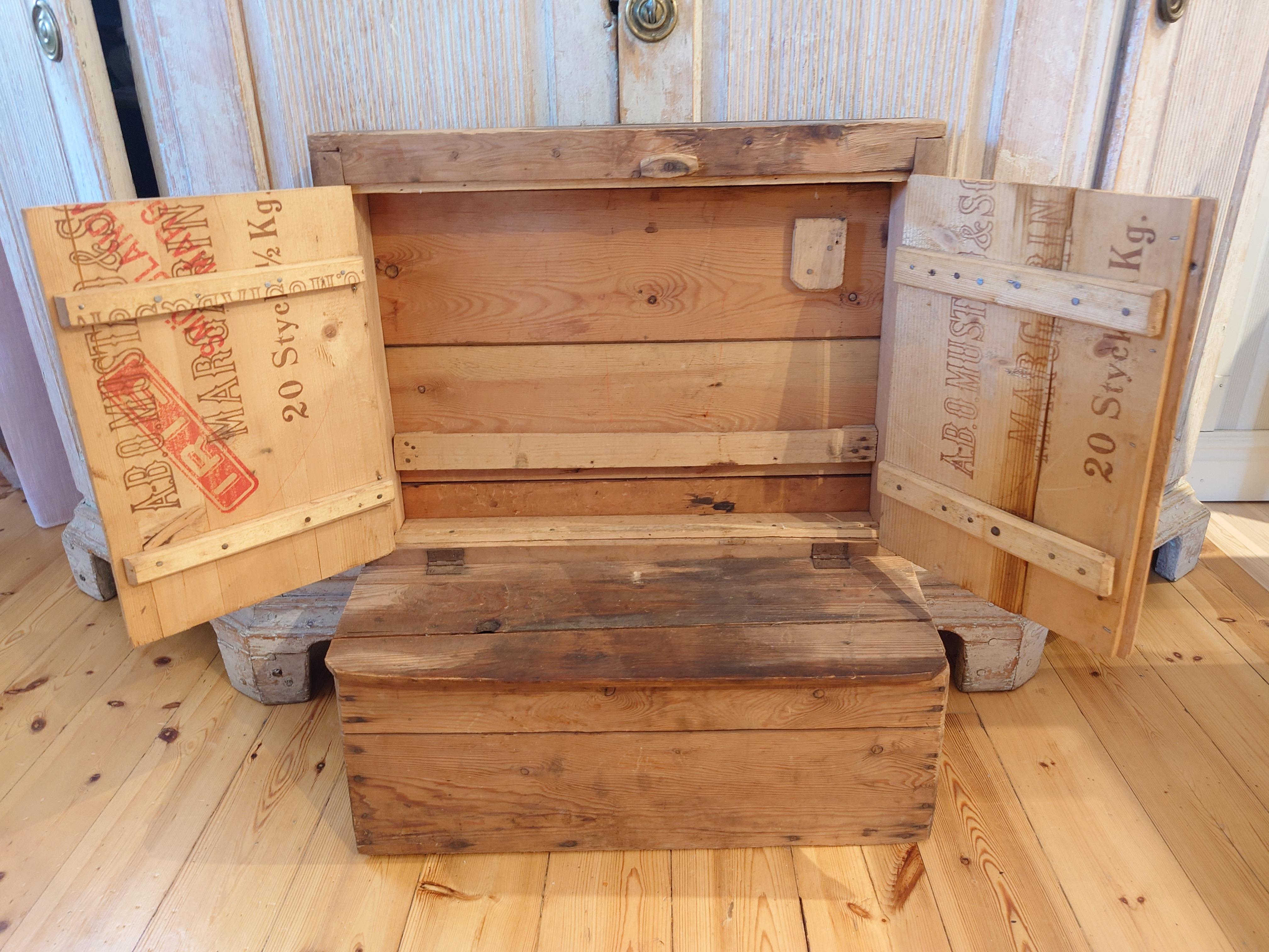 19th Century Swedish pine rustic hanging cabinet for working tools For Sale 3