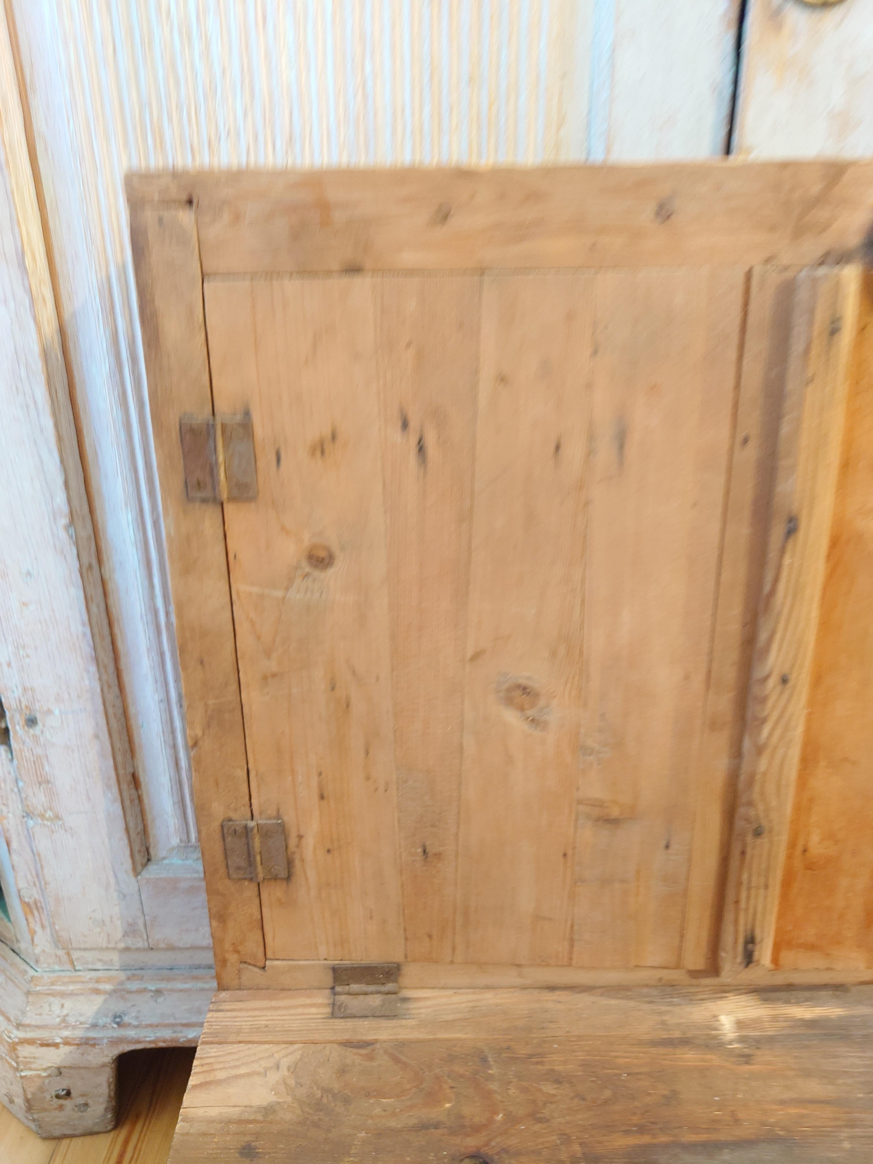 19th Century Swedish pine rustic hanging cabinet for working tools In Good Condition For Sale In Boden, SE