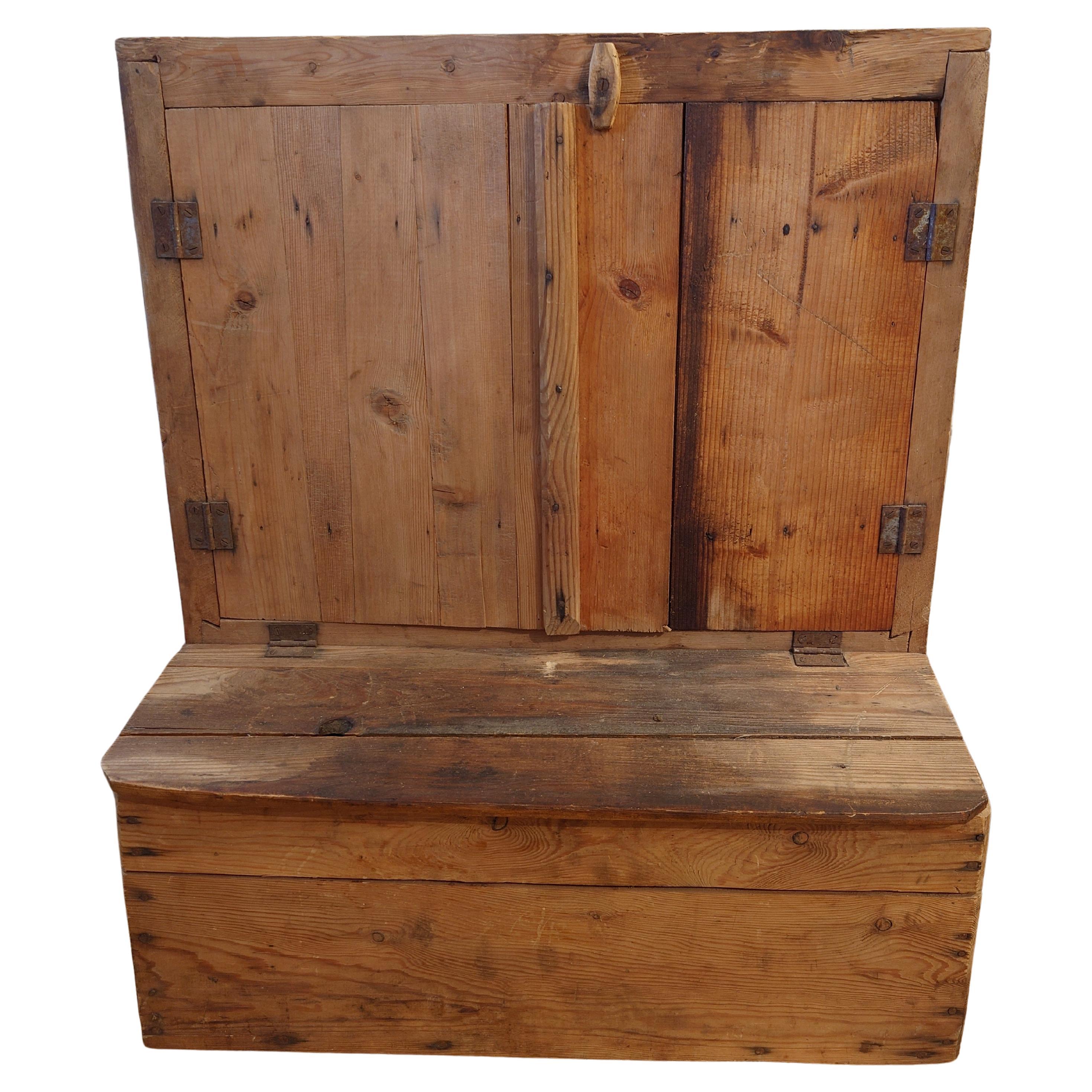 Meuble de rangement rustique suspendu suédois en pin du 19ème siècle pour outils de travail