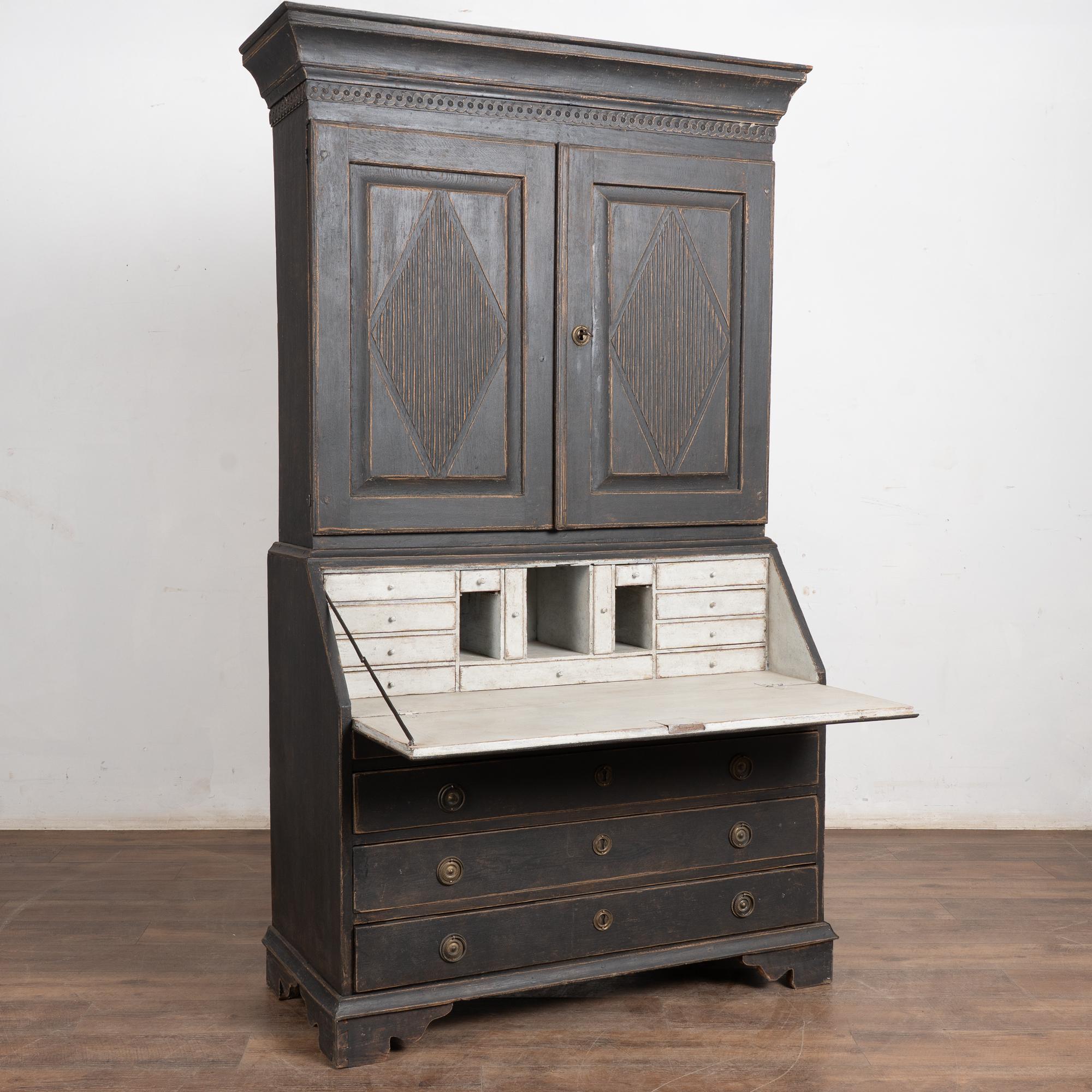 Segretaria in legno di pino svedese del XIX secolo con i tradizionali diamanti scanalati intagliati sulle ante superiori.
Questa segretaria ha ricevuto una nuova finitura verniciata professionalmente: l'esterno è nero e l'interno è bianco antico a