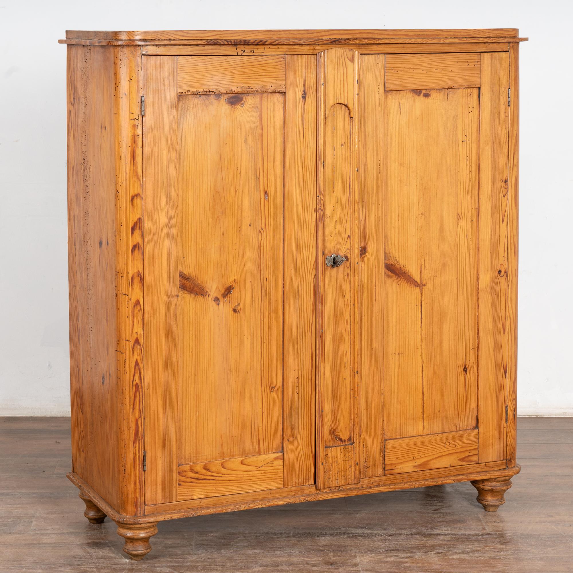 Questa credenza in pino svedese è alta poco più di 4' e mantiene il suo semplice fascino country con una finitura cerata sul pino naturale.
L'interno rivela due cassetti funzionanti, due ripiani pieni e un terzo ripiano superiore.
Restaurato, forte,