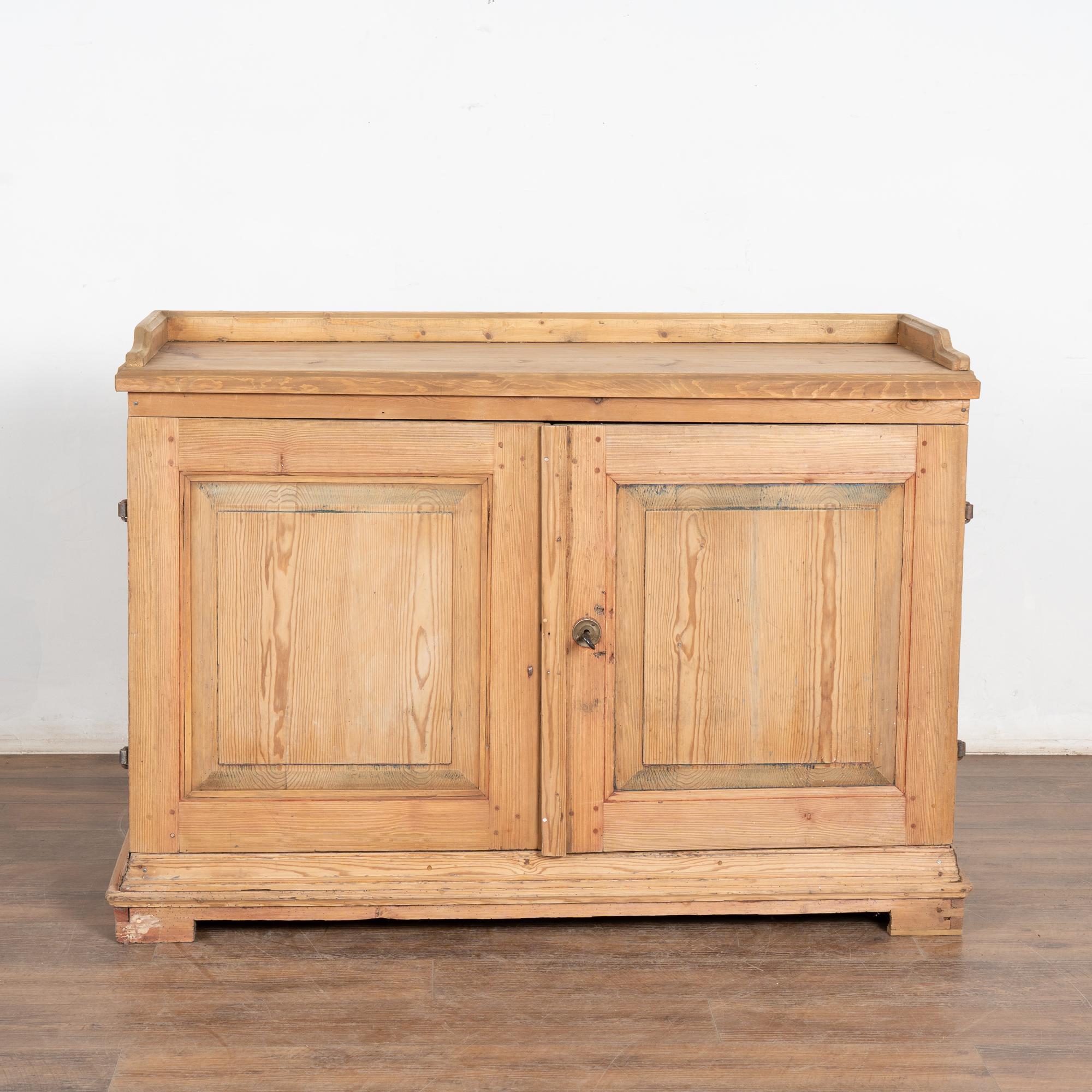 Svedese Mobile credenza in pino svedese del XIX secolo in vendita
