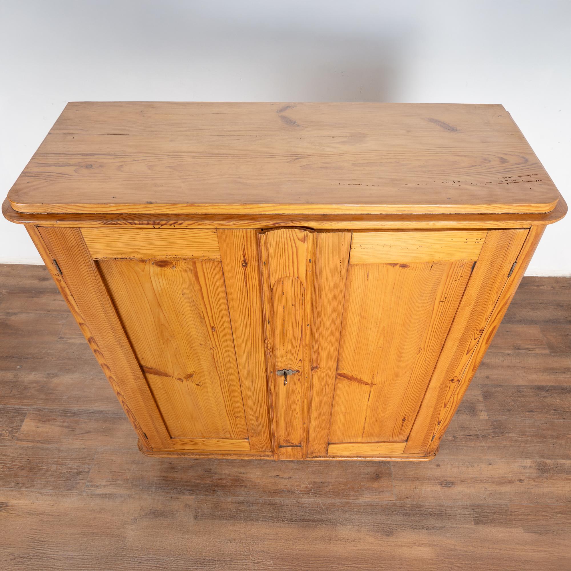 Mobile credenza in pino svedese del XIX secolo In condizioni discrete in vendita a Round Top, TX