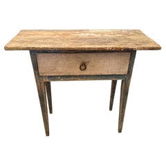 Table d'appoint suédoise du XIXe siècle en pin, à un tiroir, avec sa peinture d'origine.