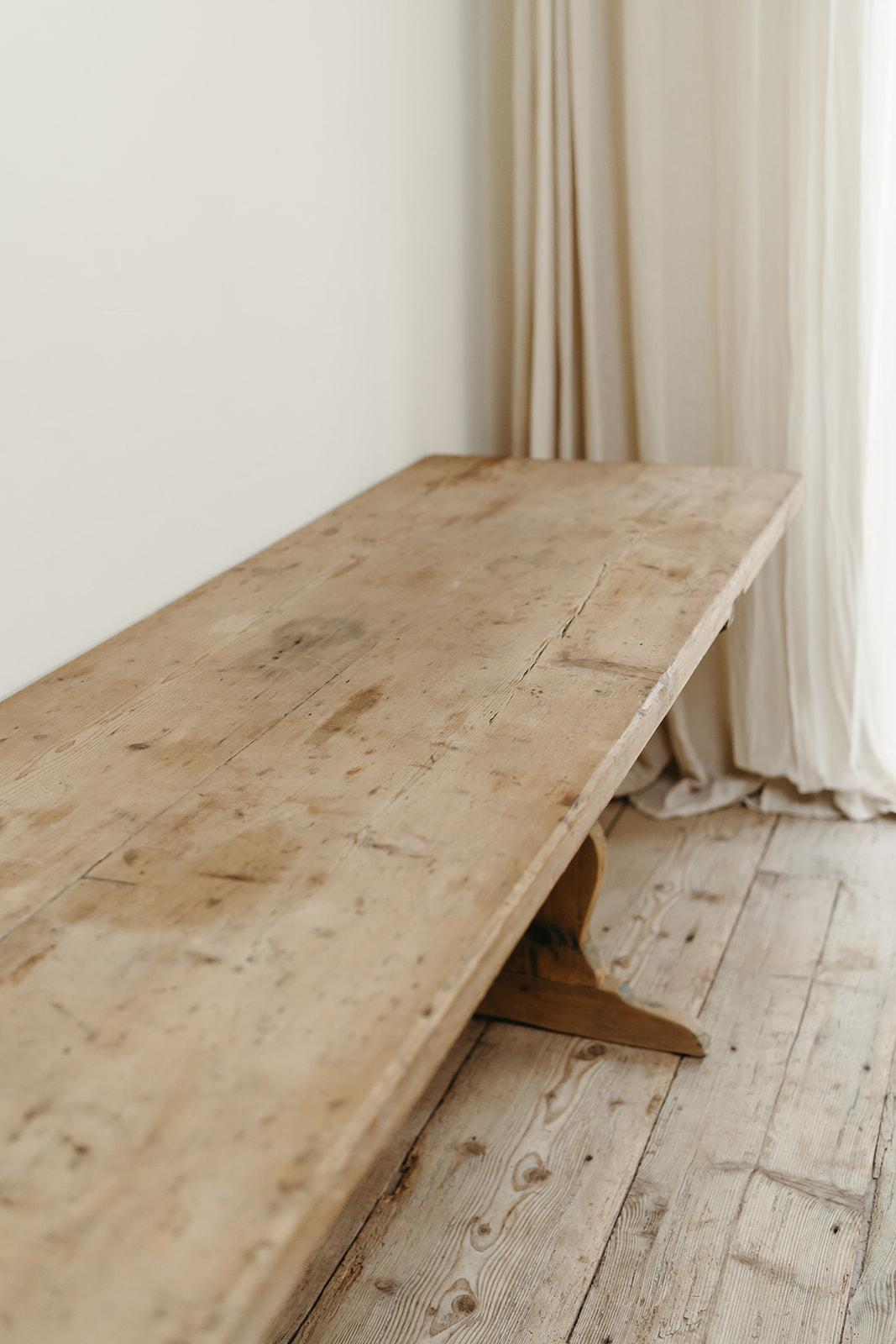 19th century Swedish pinewood bock table ... In Good Condition For Sale In Brecht, BE