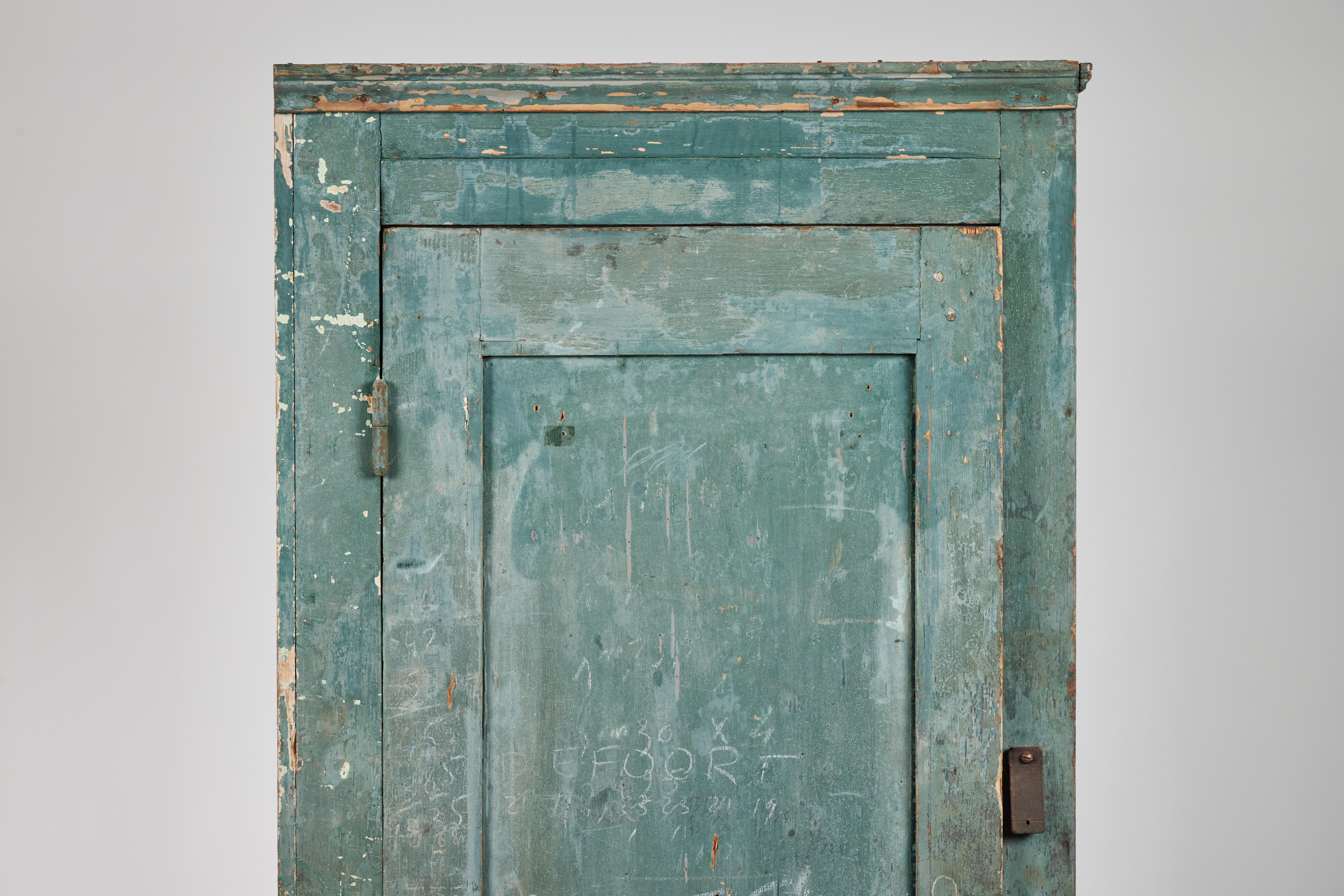Grande armoire étroite primitive suédoise du 19e siècle avec peinture bleu-vert, quincaillerie et marquages d'origine. Panneau arrière manquant une section à la partie inférieure comme montré.