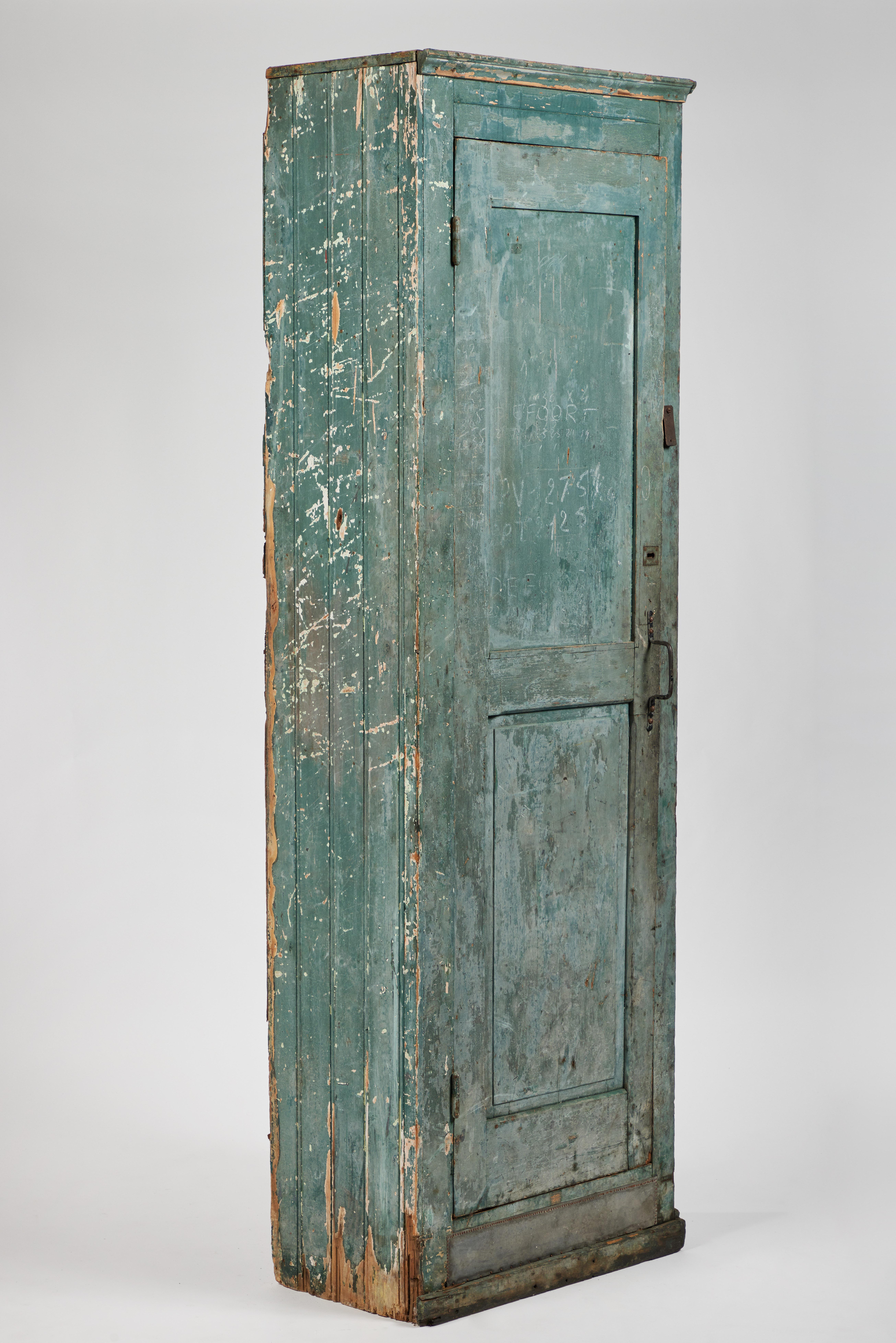 Schwedischer primitiver Schrank des 19. Jahrhunderts mit blau-grüner Originalfarbe 2