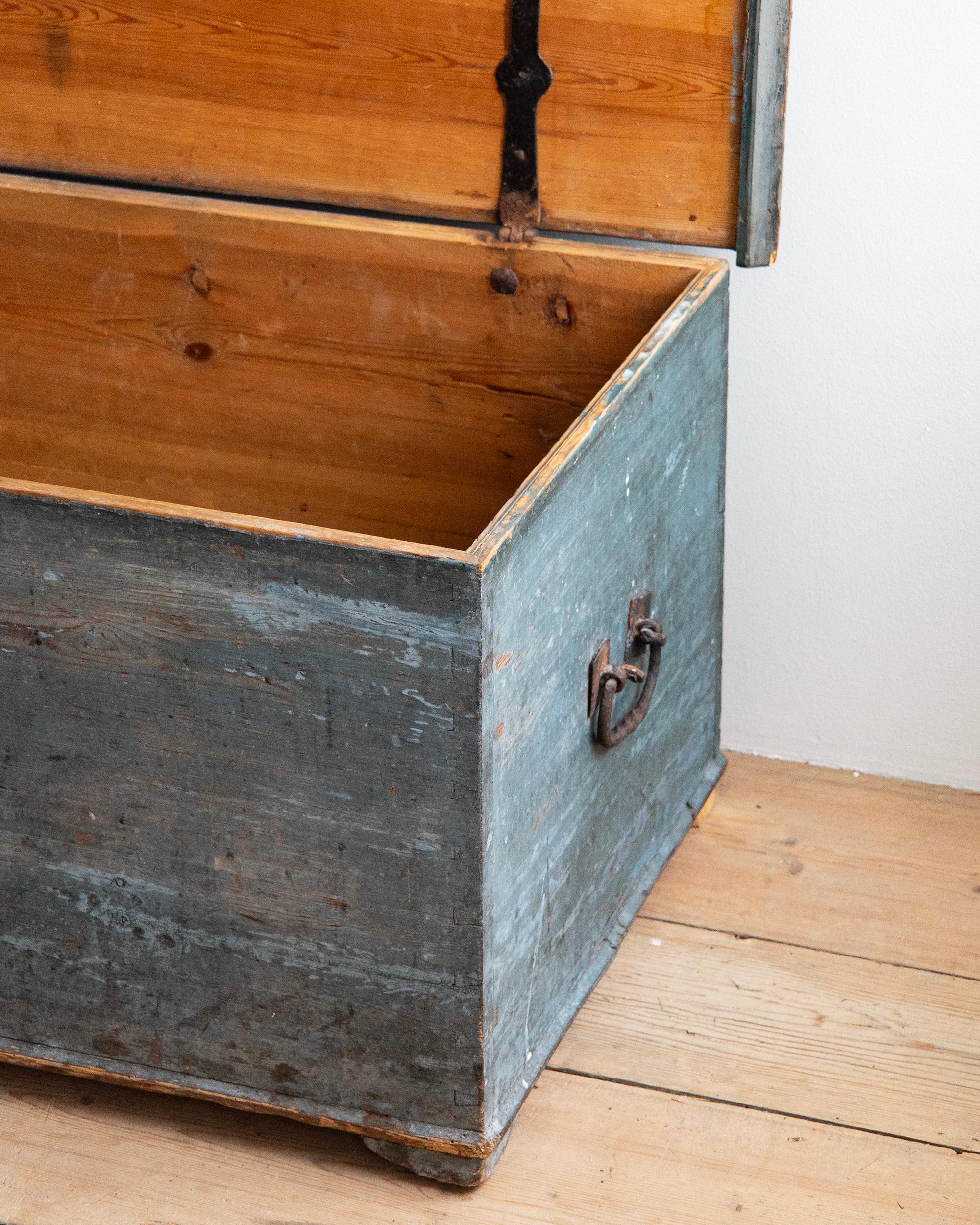 19th Century Swedish Provincial Folk Art Chest In Good Condition In Allerum, SE