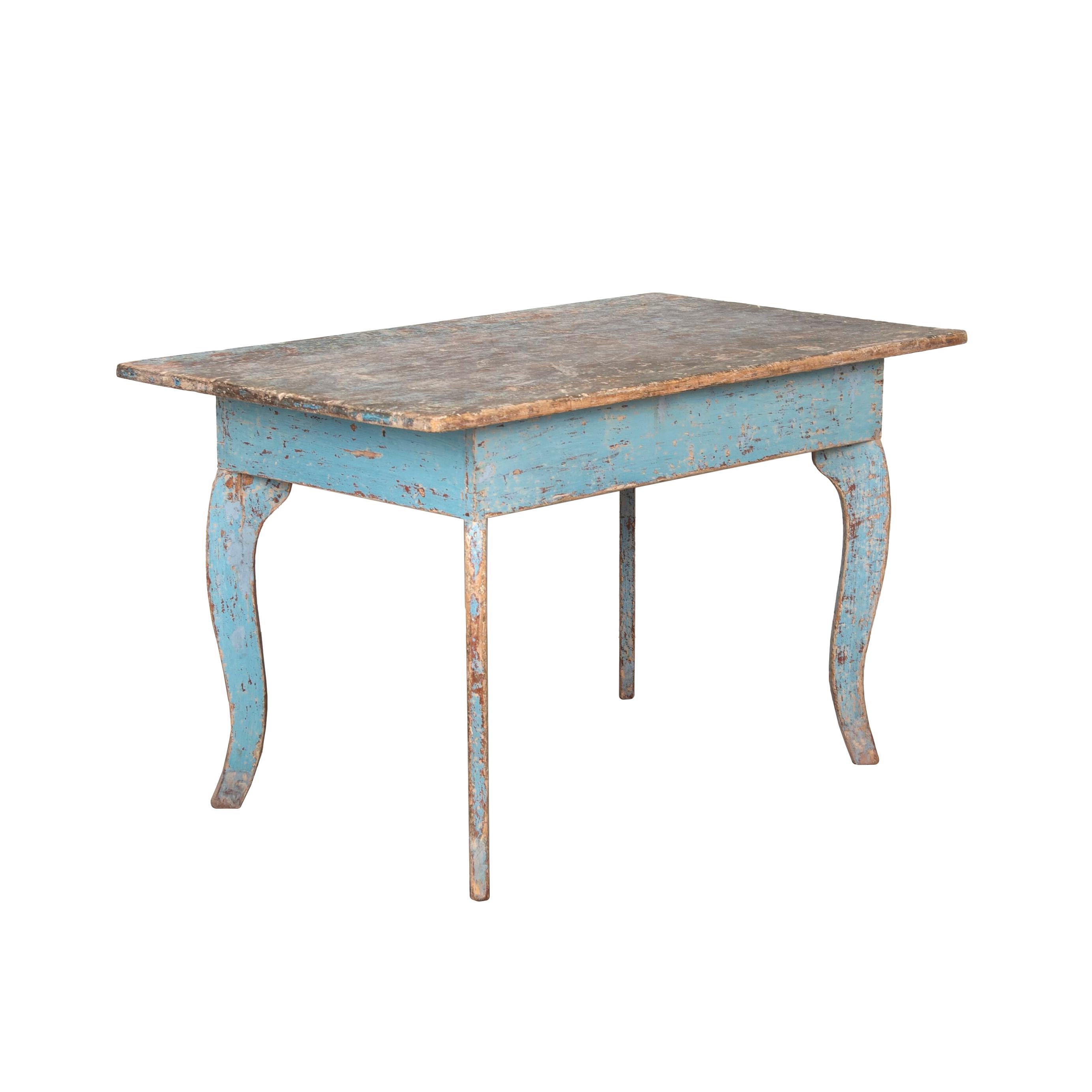 Charmante table provinciale suédoise du XIXe siècle. 
Le plateau est simple et plat et repose sur des pieds cabriole courbés. 
Il a été gratté pour obtenir une patine bleue secondaire.
 