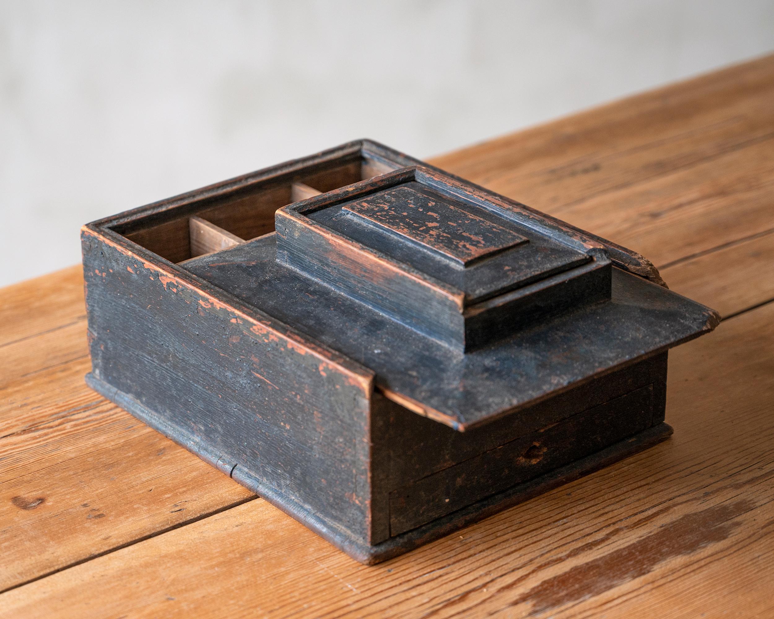 19th Century Swedish Provincial Spice Box In Good Condition For Sale In Mjöhult, SE