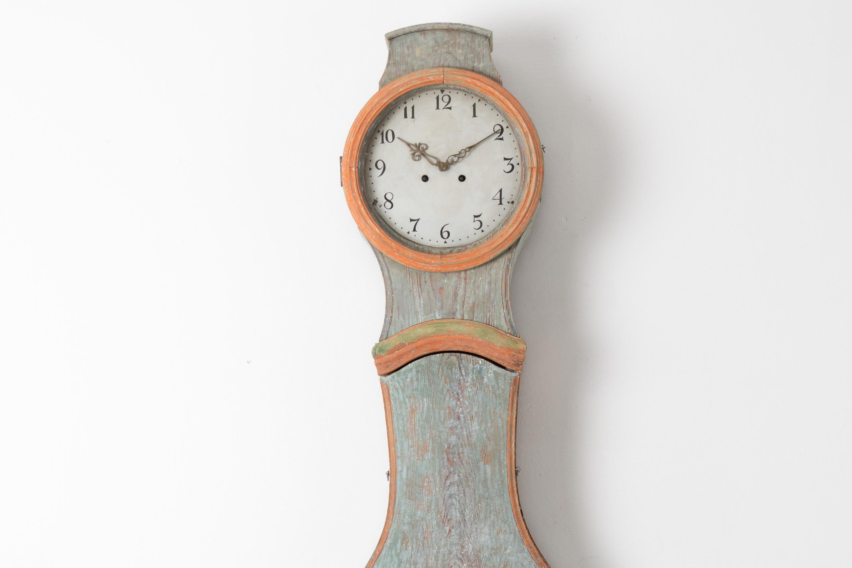 Pendule à long boîtier classique rococo de Suède du Nord, datant de la première moitié du XIXe siècle, vers 1820-1830. L'horloge a une bonne taille et une forme rococo classique. Fabriqué en pin peint avec une peinture d'origine grattée à sec. La