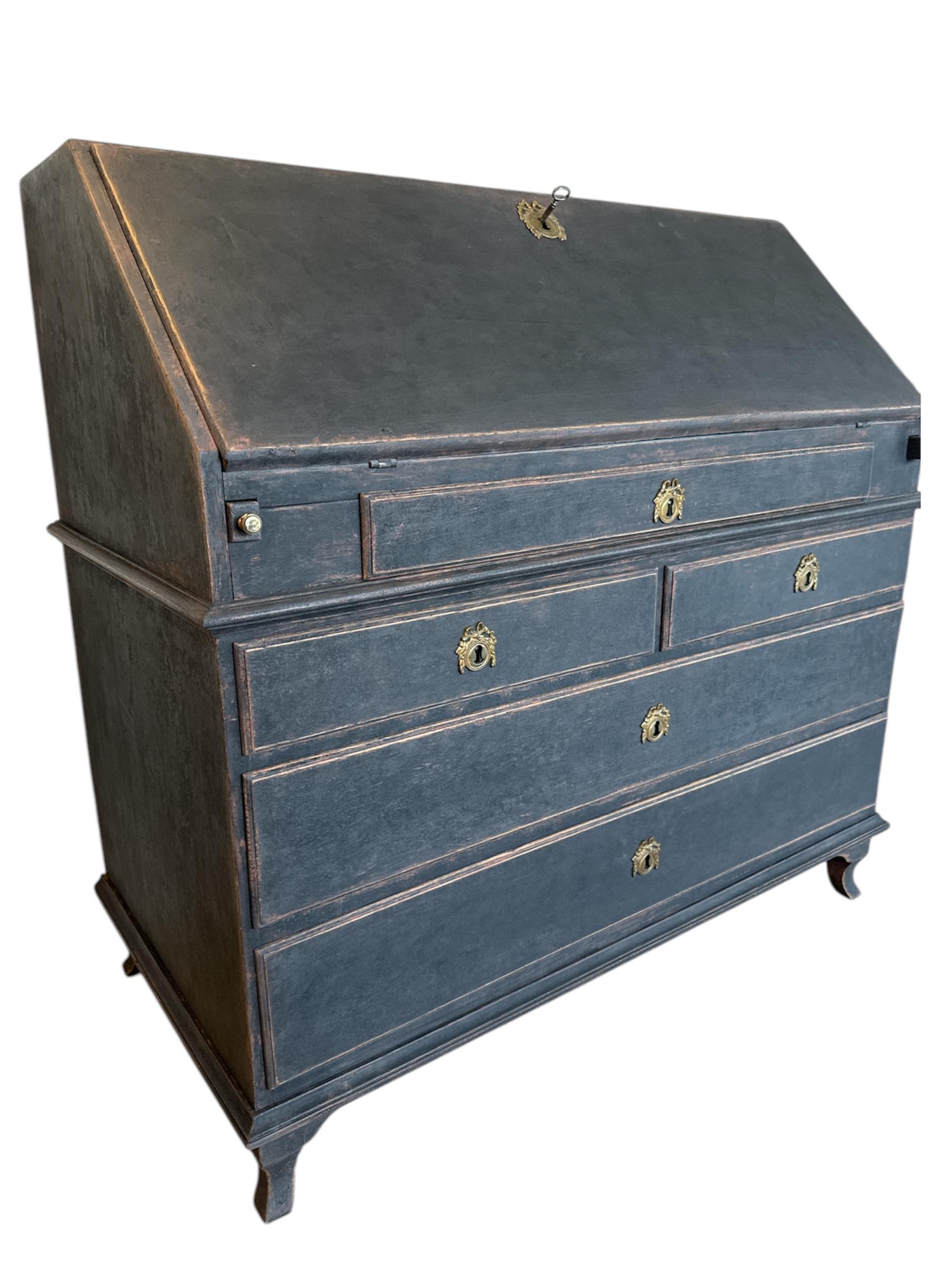 Swedish Gustavian Secretary / Writing Desk from early 19th century
A rectangular top sitting above a slant front desk opening to reveal a light blue painted interior and multiple smal drawers and the writing area comes to rest on two pull outs.
The