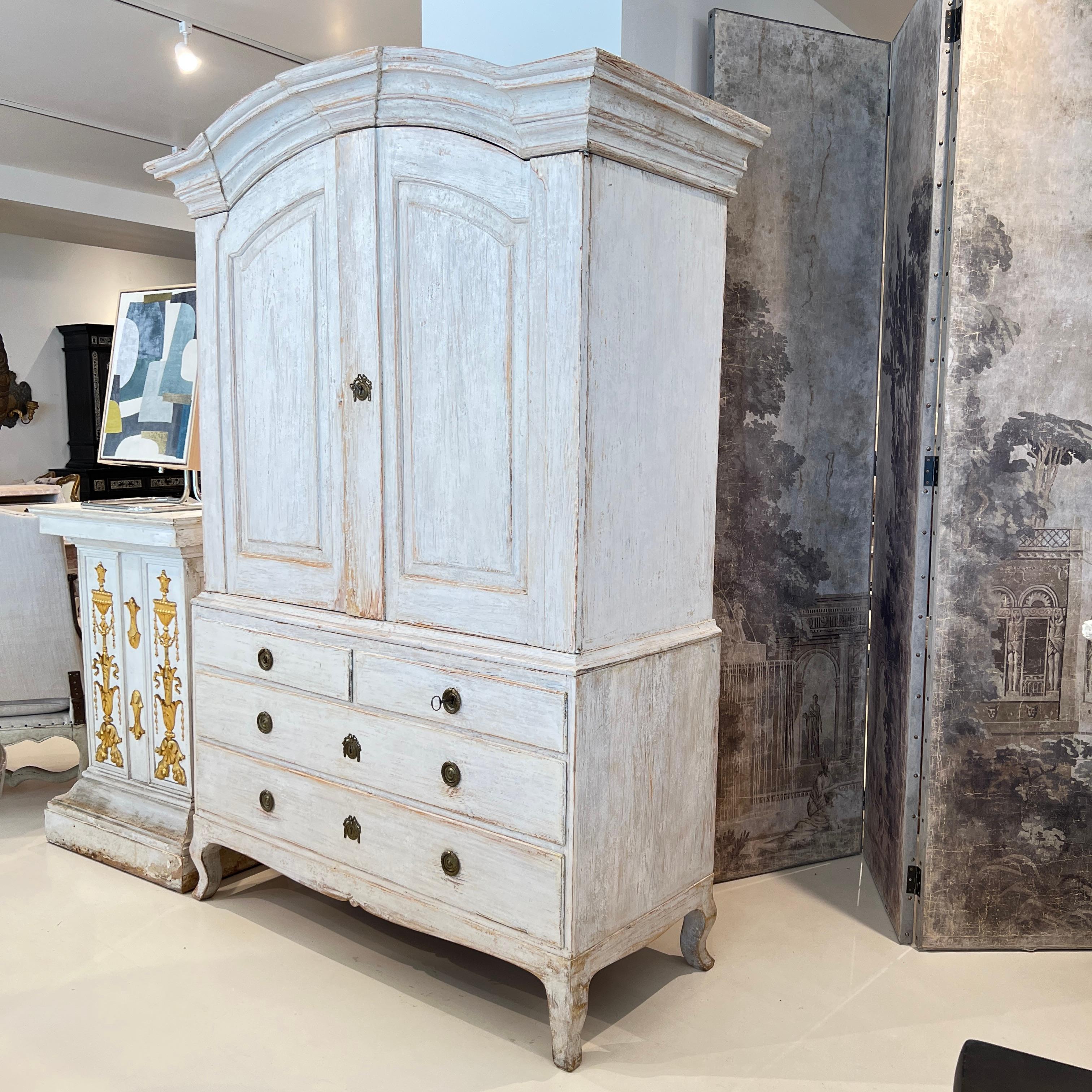 Siglo XIX Sueco Rococó Blanco Antiguo Buffet Deux Corps en venta 4