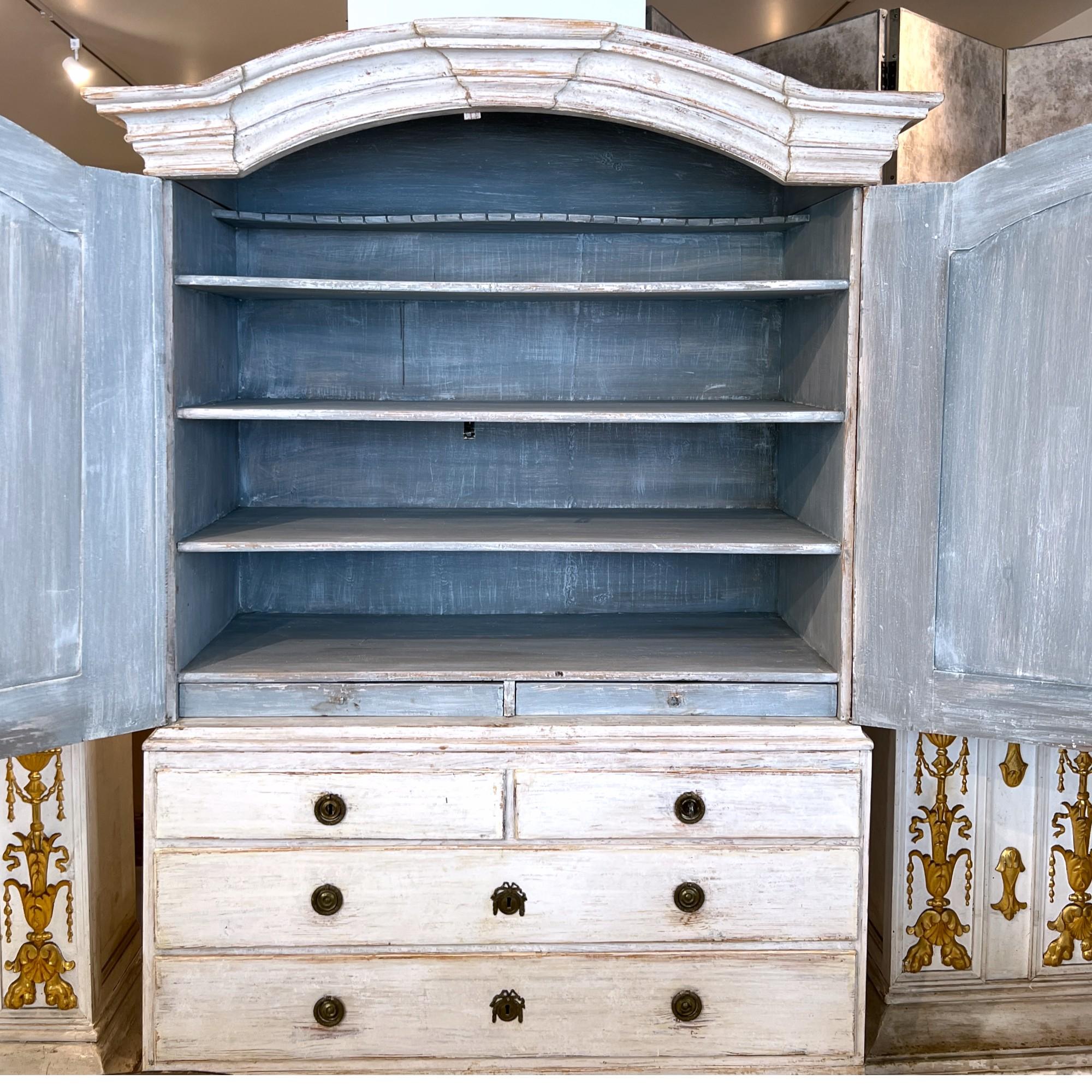 Un elegante cuerpo de bufé rococó sueco del siglo XIX en un suave acabado pintado de blanco, con una silueta curvilínea, volutas talladas y puertas con paneles, que combina la elegancia romántica con el almacenamiento práctico en el clásico estilo