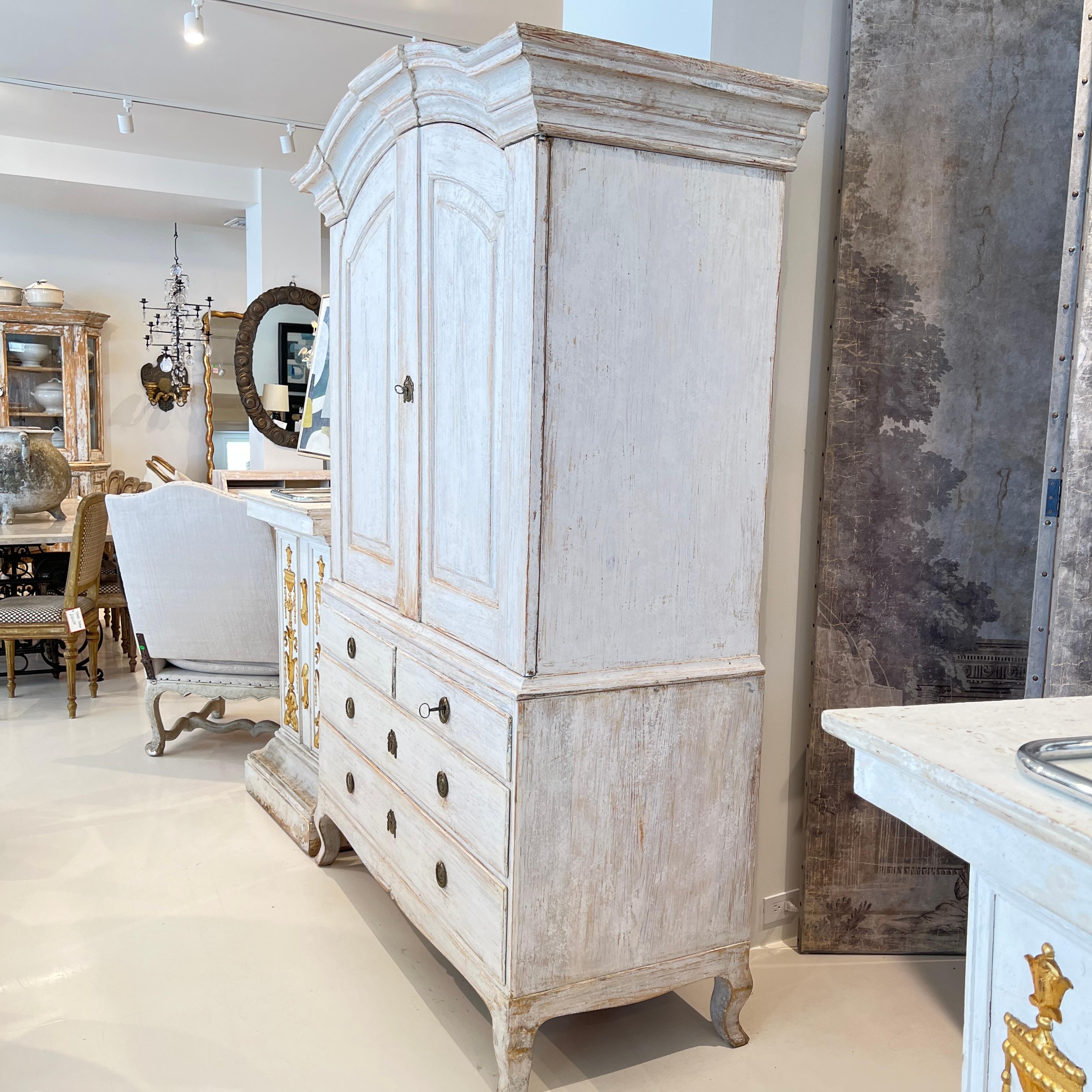 Siglo XIX Sueco Rococó Blanco Antiguo Buffet Deux Corps en venta 3