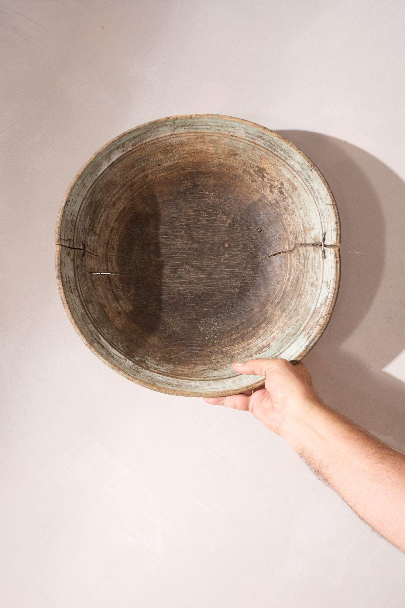 Queste ciotole svedesi originali del XVIII/XIX secolo sono il sogno di ogni decoratore. Sono pieni di carattere e di fascino rustico che aggiungono molto agli interni moderni e tradizionali. Siamo stati fortunati a trovare una piccola collezione,