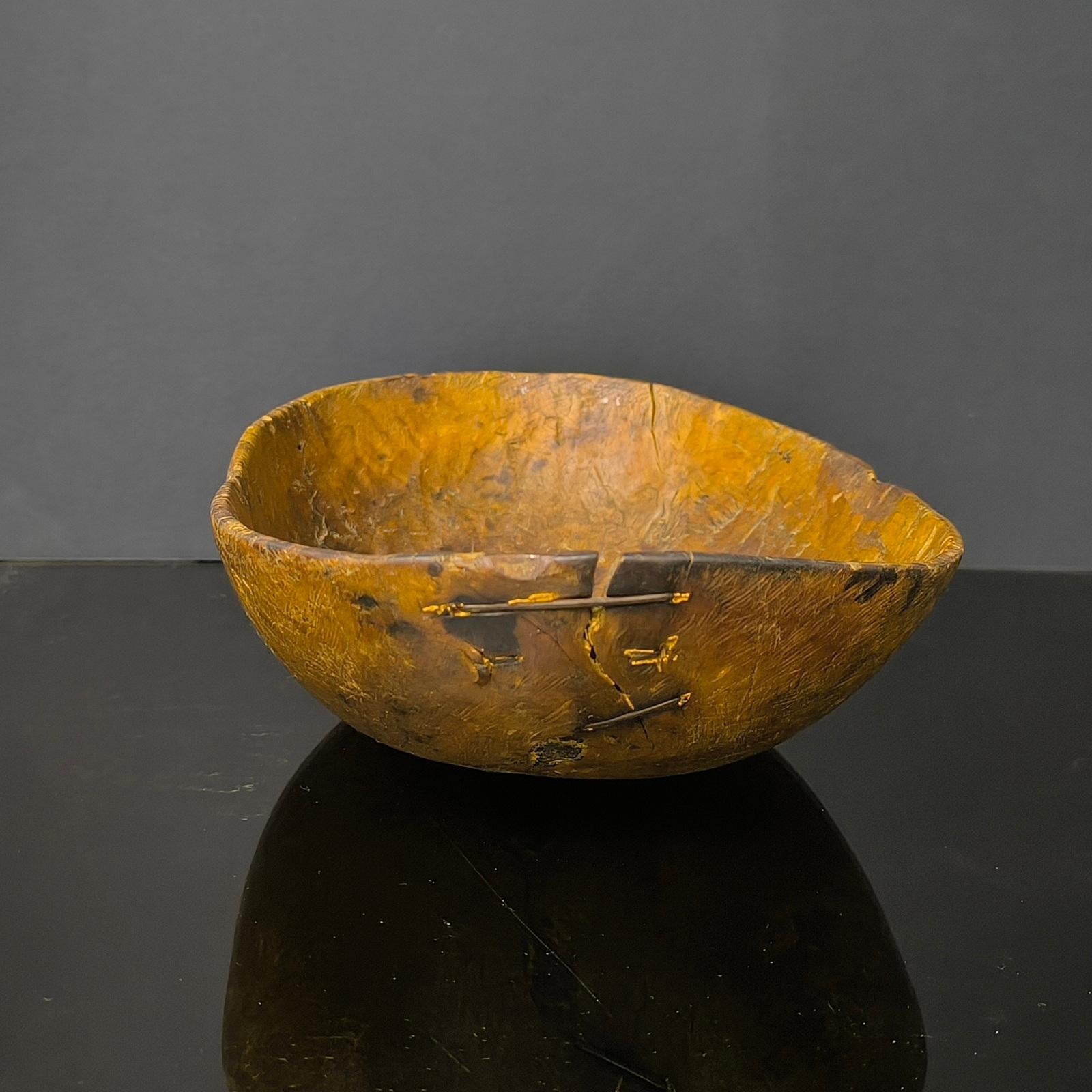 19. Jahrhundert schwedische Wurzelschale mit alter Reparatur, Folk Art Carved Wood Bowl (Volkskunst) im Angebot