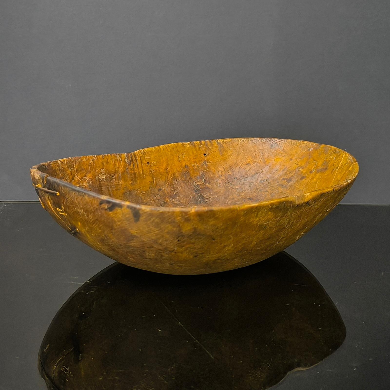 19. Jahrhundert schwedische Wurzelschale mit alter Reparatur, Folk Art Carved Wood Bowl (Schwedisch) im Angebot