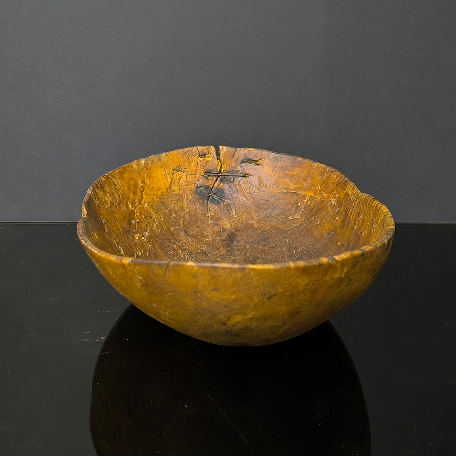 19. Jahrhundert schwedische Wurzelschale mit alter Reparatur, Folk Art Carved Wood Bowl (Handgeschnitzt) im Angebot