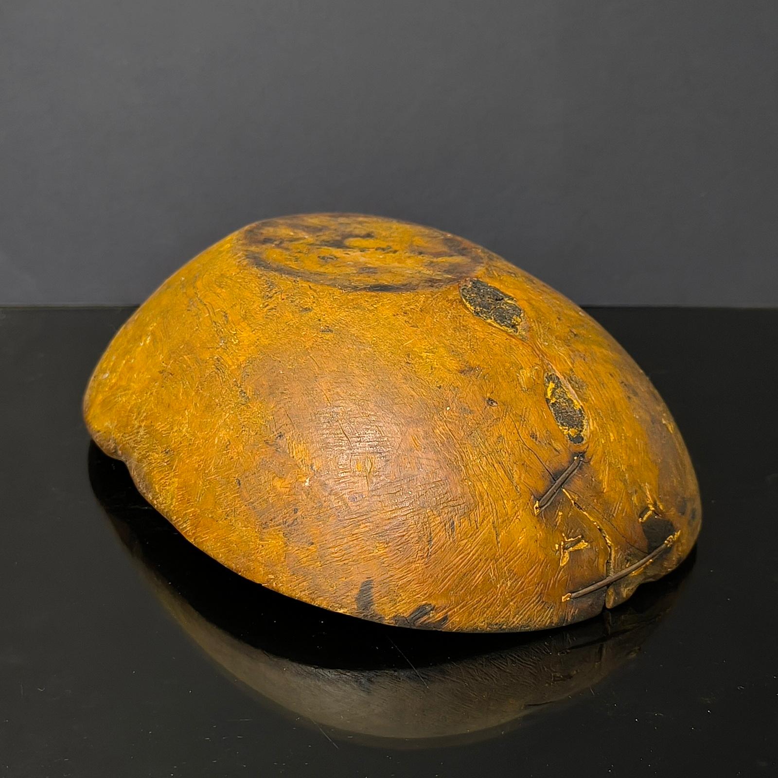 19. Jahrhundert schwedische Wurzelschale mit alter Reparatur, Folk Art Carved Wood Bowl (Kiefernholz) im Angebot