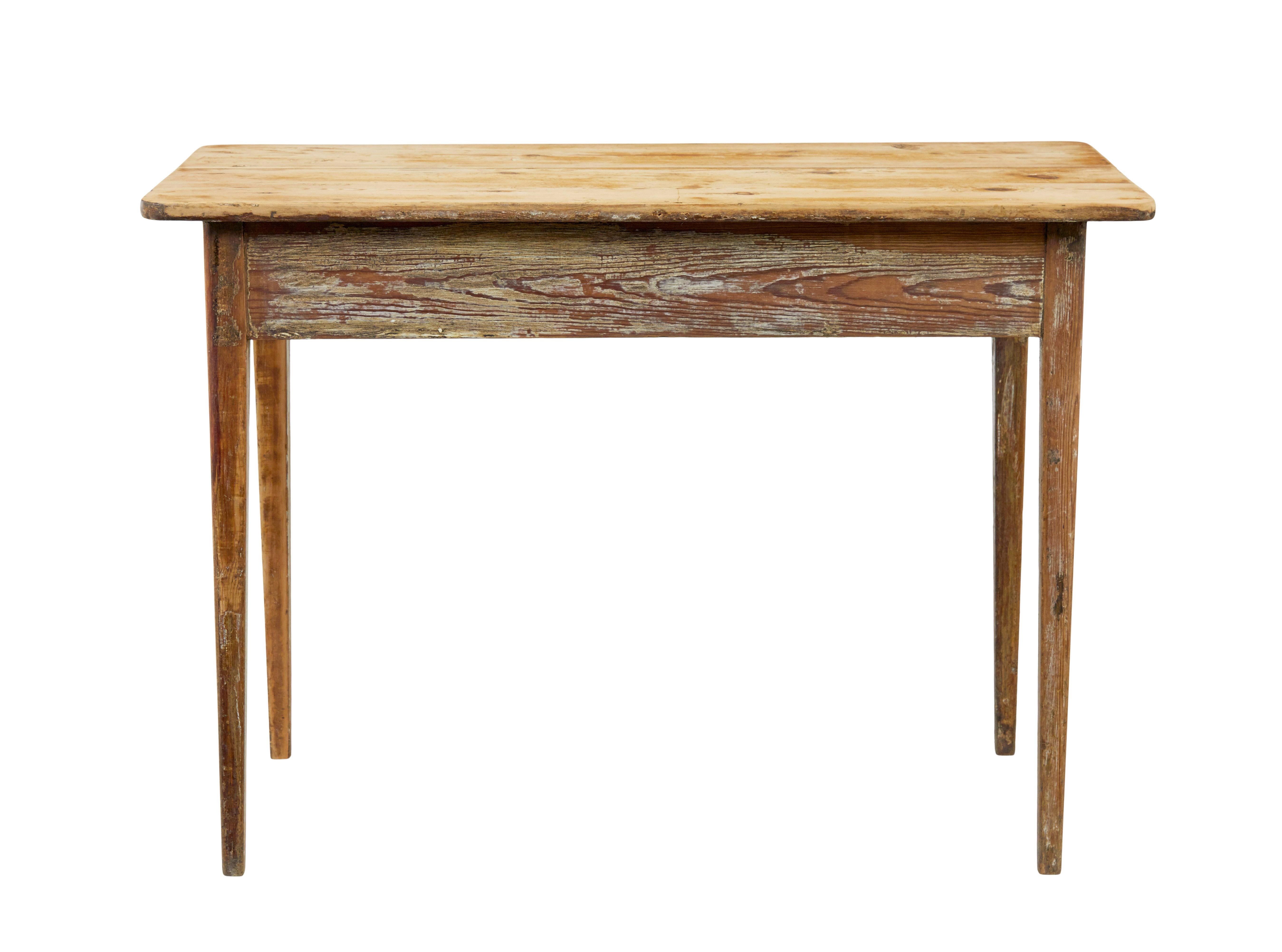 Schwedischer Beistelltisch aus geschabter Kiefer, 19. Jahrhundert, um 1880.

Traditioneller rustikaler Beistelltisch aus schwedischem Kiefernholz, der im Originalzustand mit abgeschabter Rückseite angeboten wird.

Platte aus 3 Brettern aus