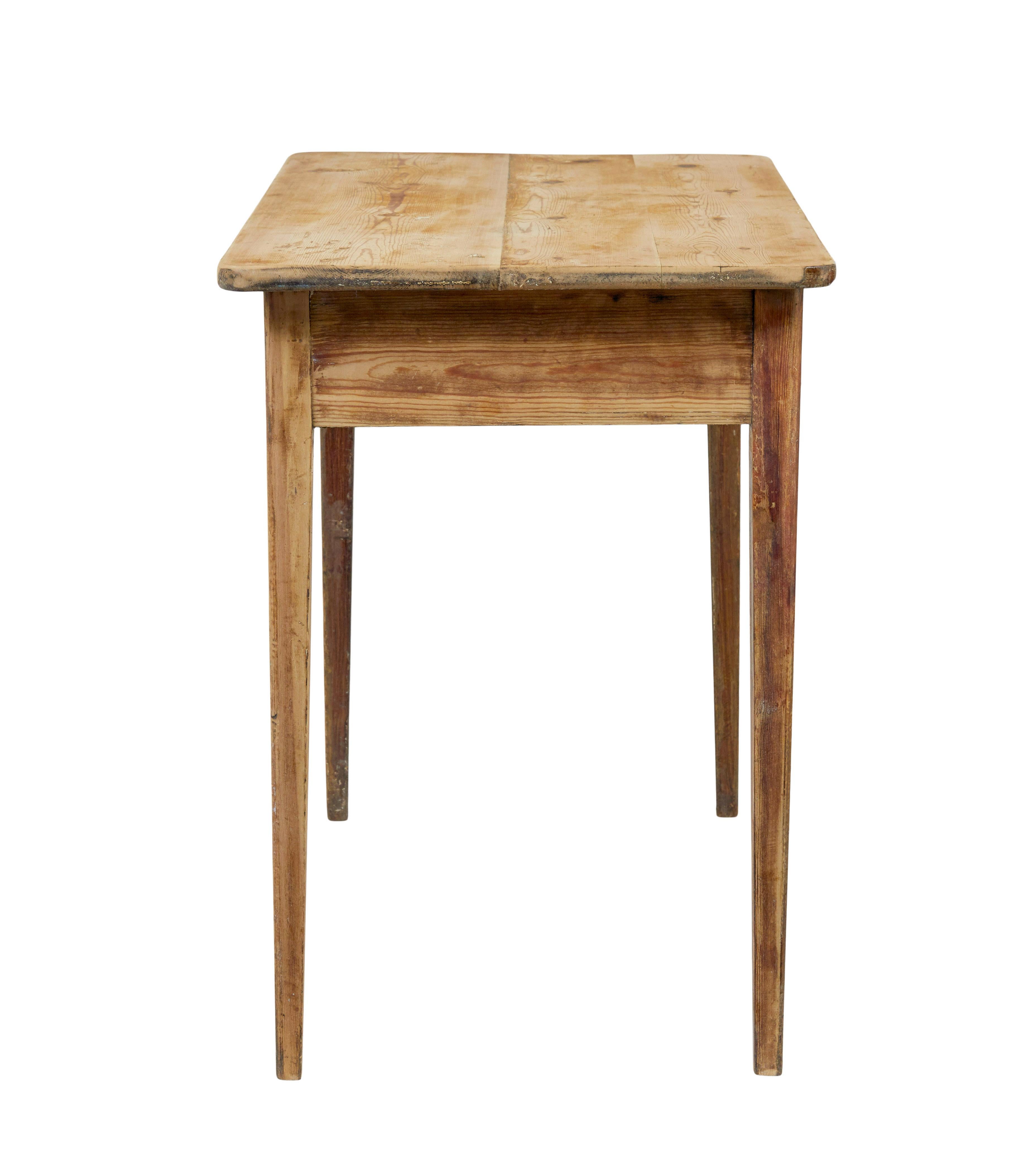 Schwedischer Beistelltisch aus geschabter Kiefer aus dem 19. im Zustand „Gut“ im Angebot in Debenham, Suffolk