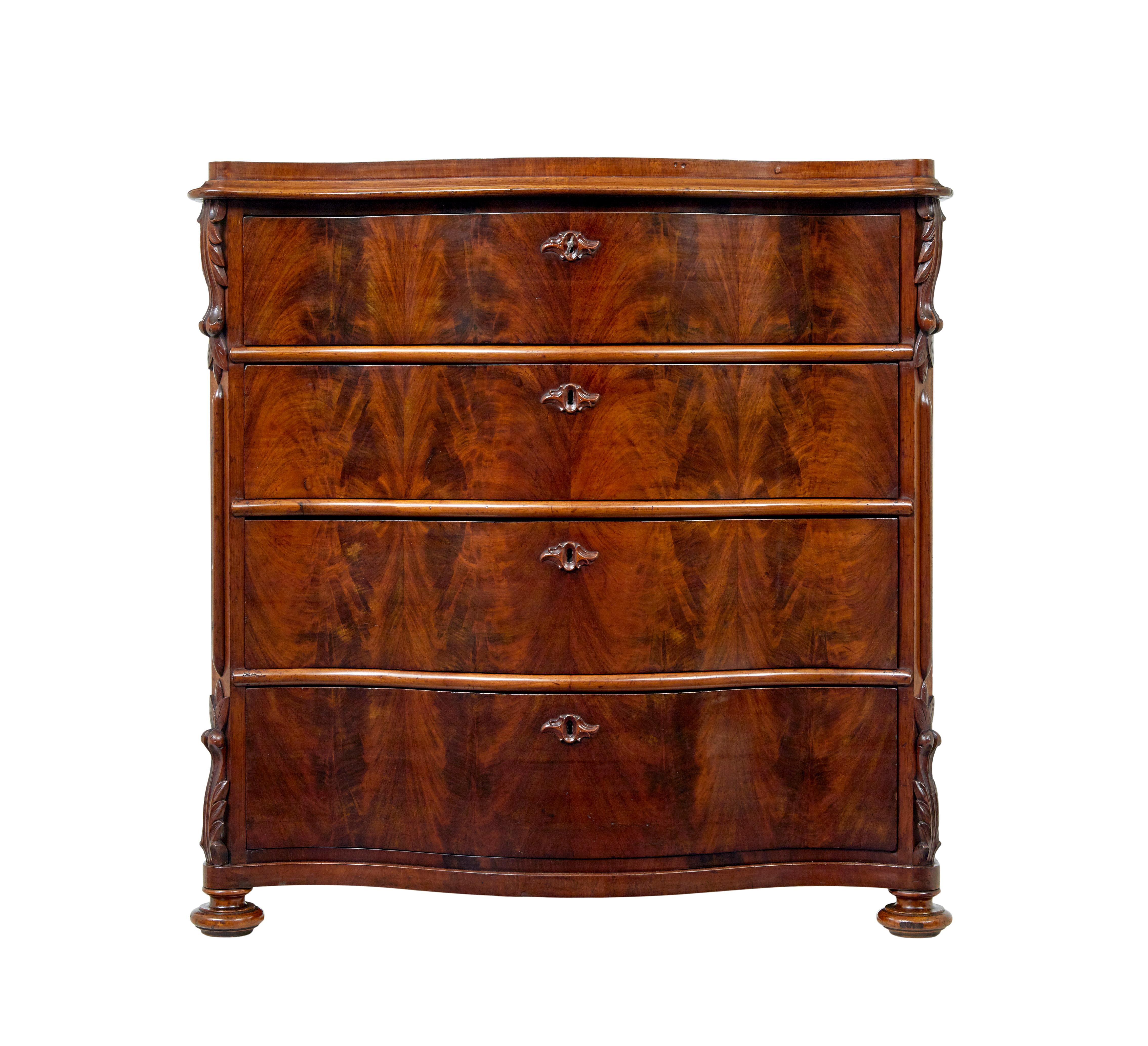 Cómoda sueca de caoba serpentina del siglo XIX, hacia 1880.

Calidad fina y elegante  Cómoda sueca del siglo XIX equipada con 4 cajones graduables que se abren con la llave, lo que es típico de los muebles escandinavos de esta época.

Superficie
