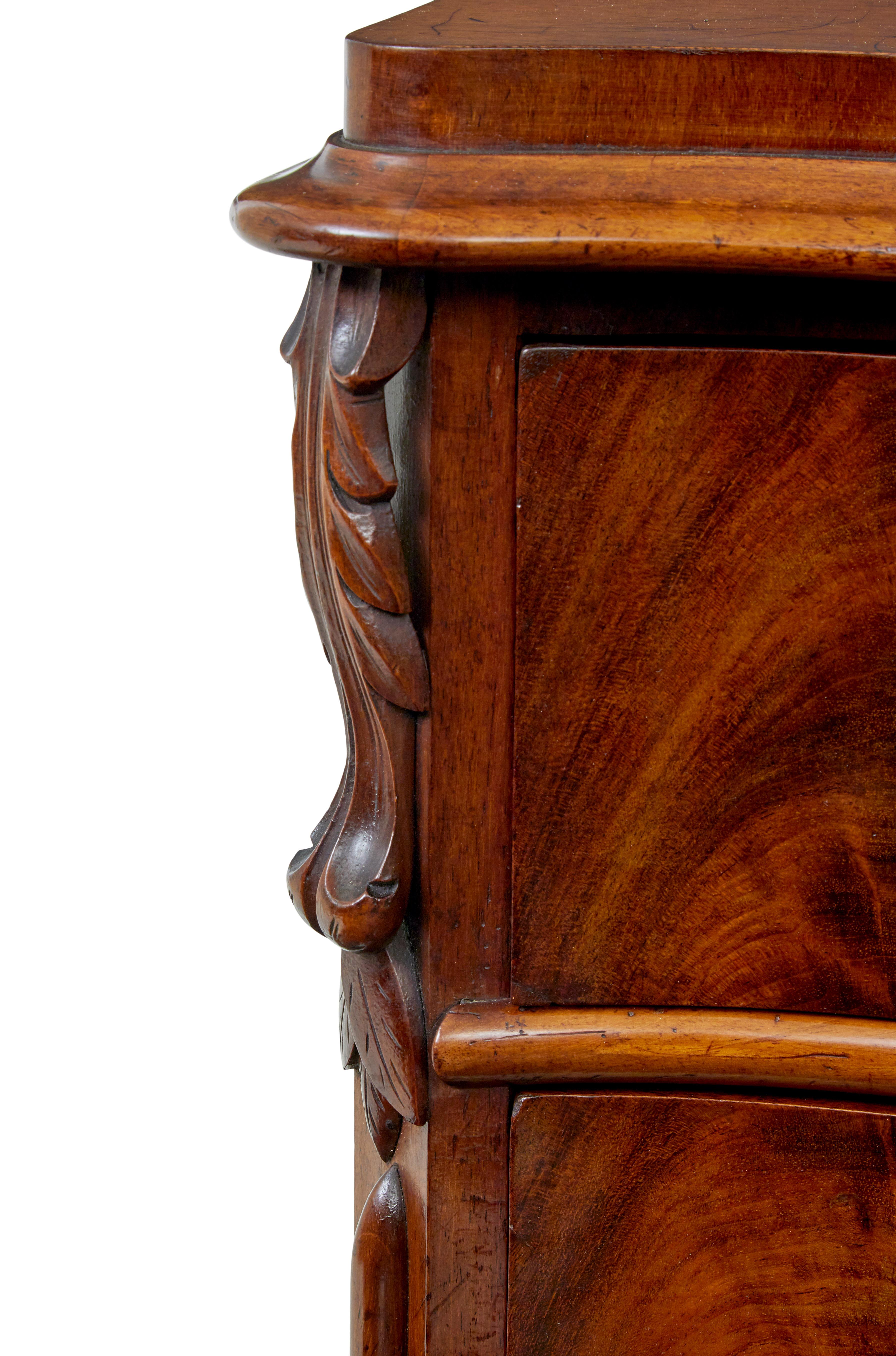 Cómoda sueca de caoba serpentina del siglo XIX en venta 2