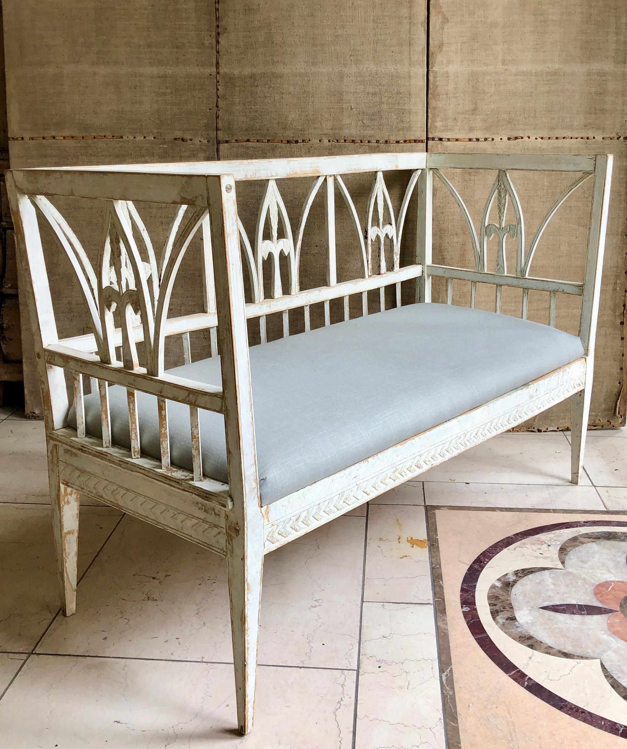Charming Gustavian style small sofa settee, Sweden, circa 1880 with the beautiful openwork back with or lightest pale grey patina. Sofa seat upholstered in linen.
Seat size: 21