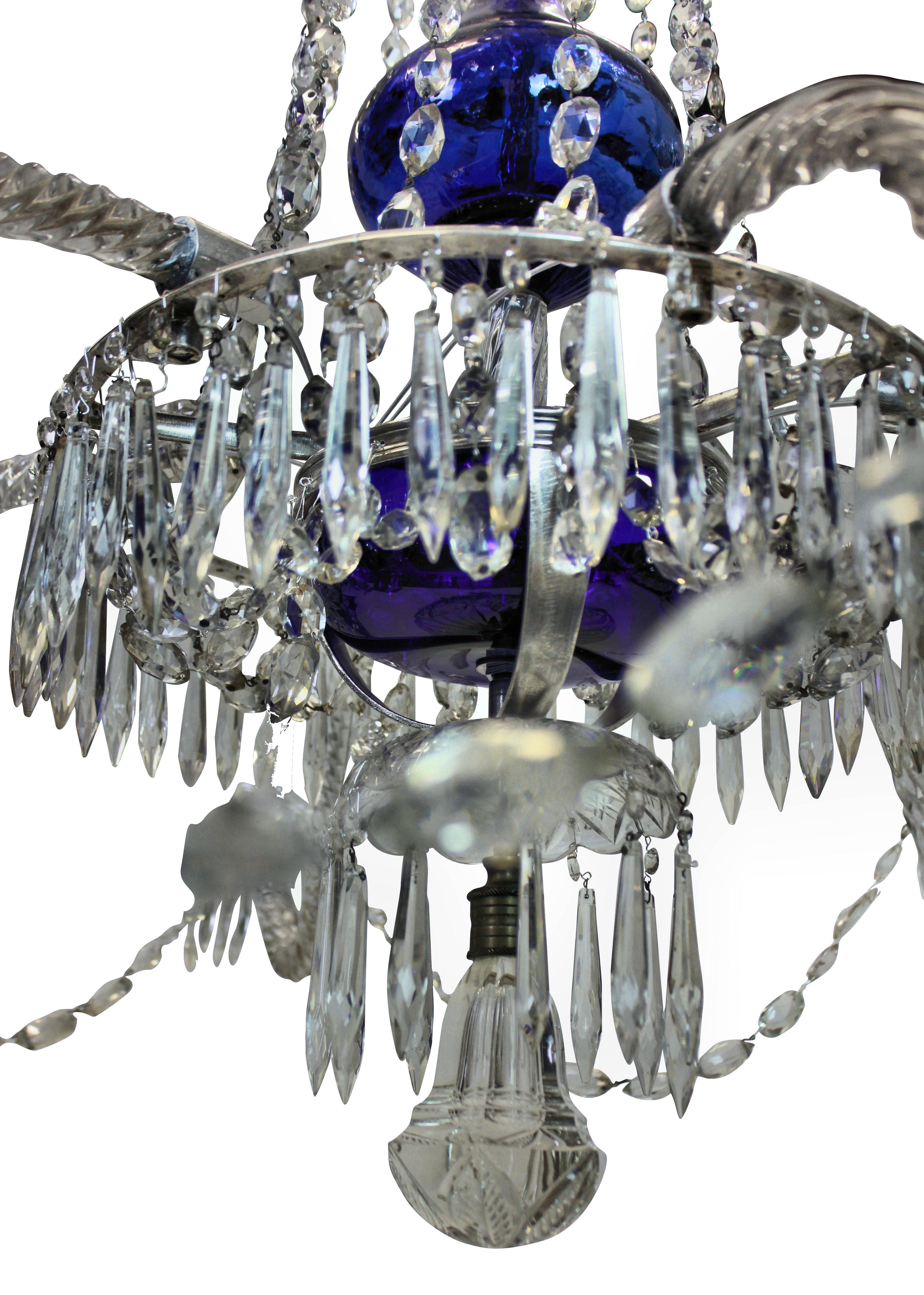 Ein feiner schwedischer Kronleuchter mit sechs Zweigen aus dem XIX. Jahrhundert, mit einem zentralen Stiel aus blauem Glas, einer gewölbten Krone aus blauem Glas an der Spitze und klaren, geschliffenen Glasverkleidungen, Armen und Anhängern. Die