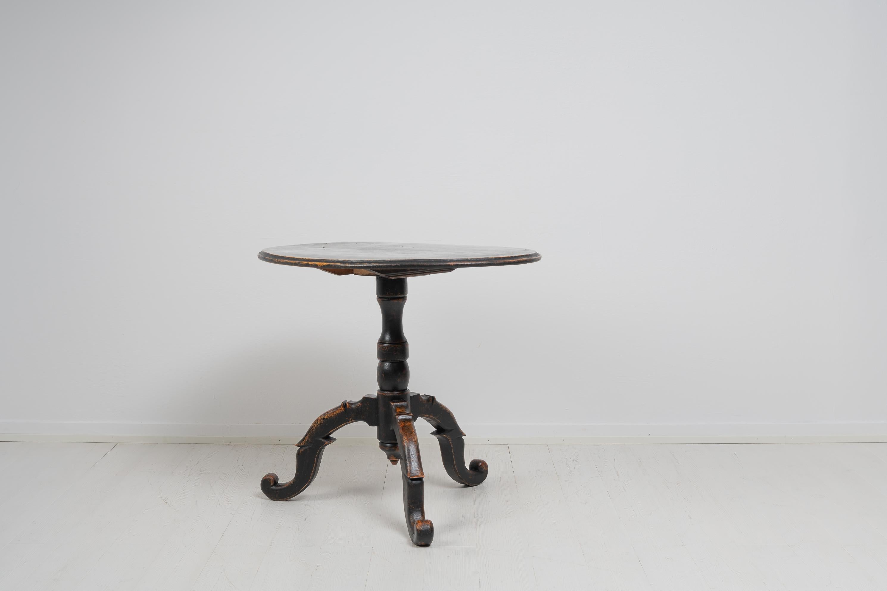 Antique Genuine Swedish Small Black Tilt Top Country Table In Good Condition For Sale In Kramfors, SE