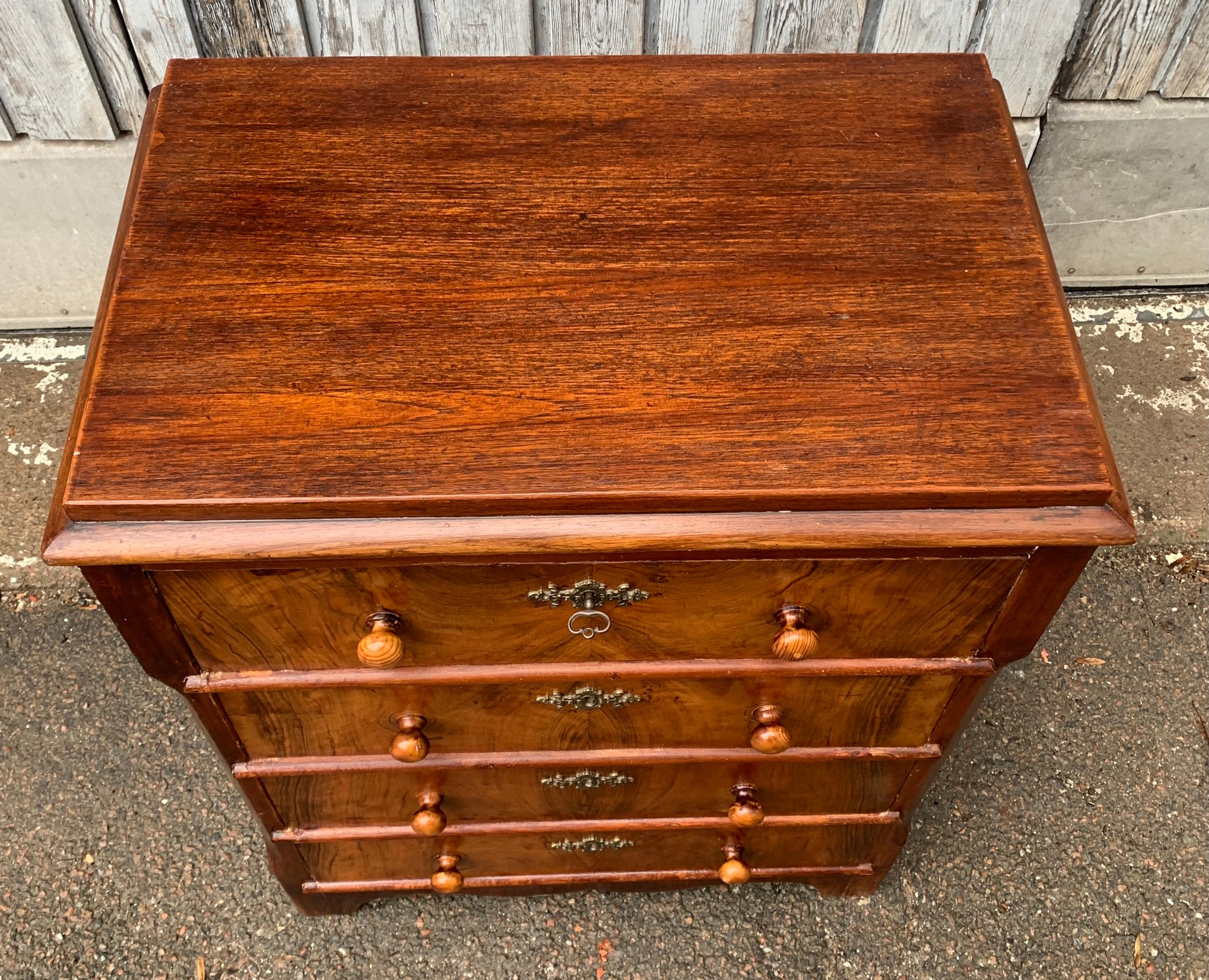19th Century Swedish Small Chest of Drawers Nightstand In Good Condition In Haddonfield, NJ