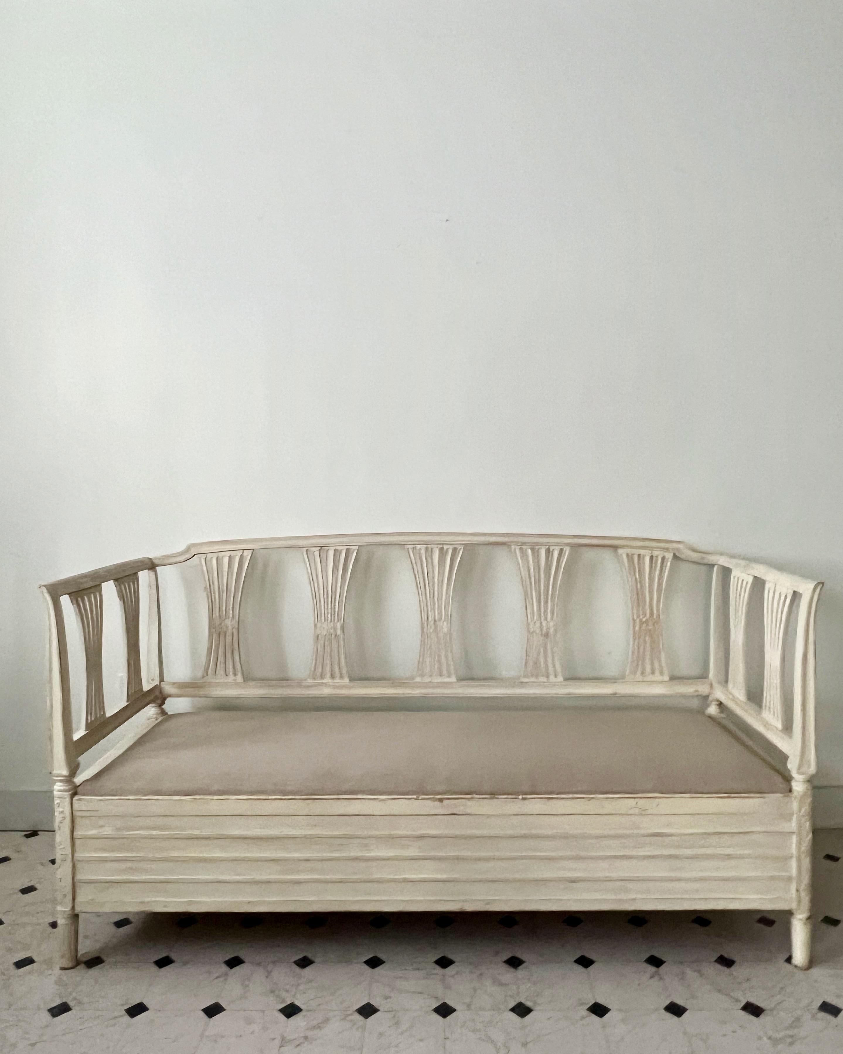 19th century Swedish Sofa Bench In Good Condition For Sale In Charleston, SC