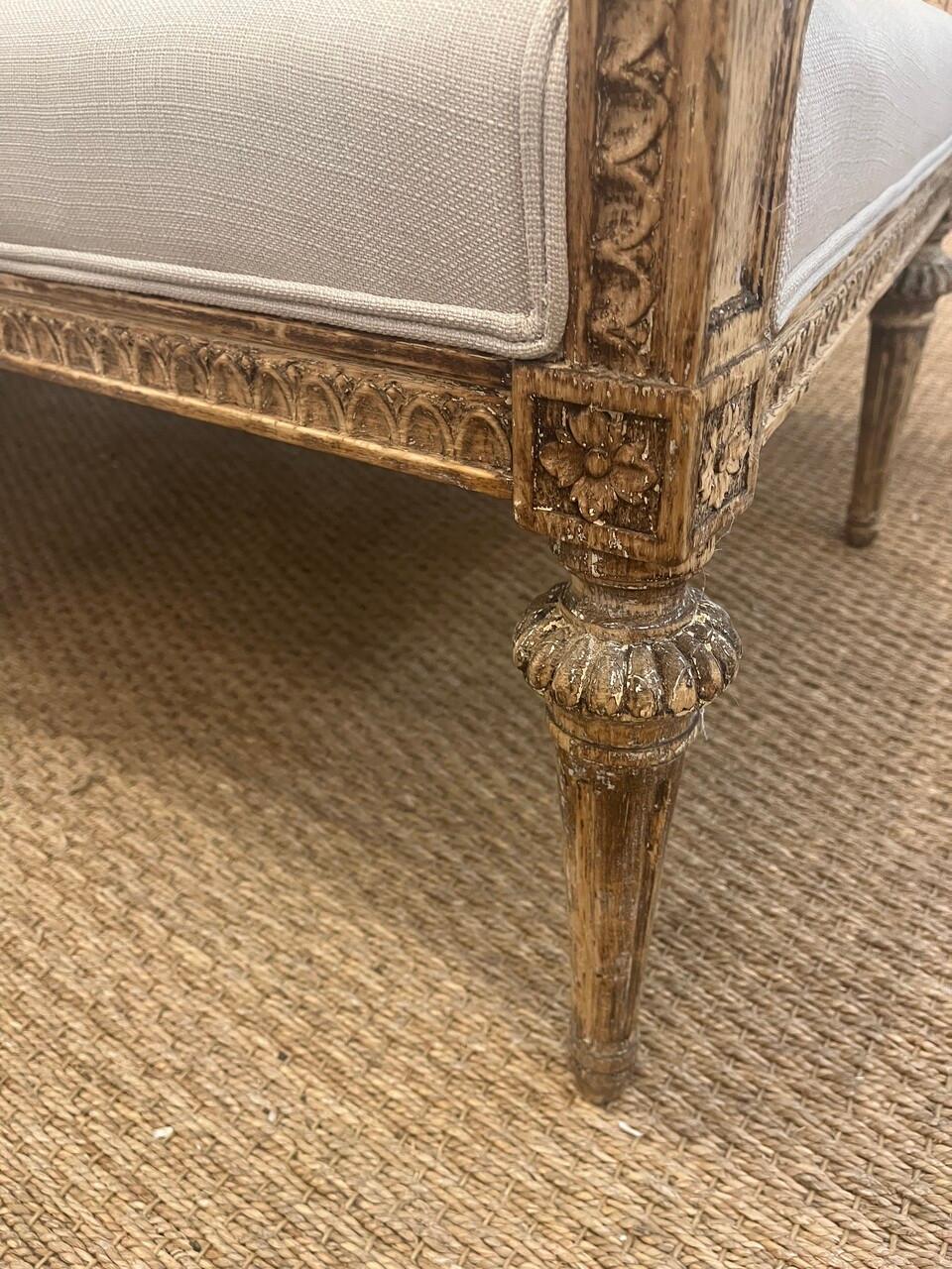 Schwedisches Sofa/Sofa aus dem 19. Jahrhundert Neu gepolstert (Handgeschnitzt) im Angebot