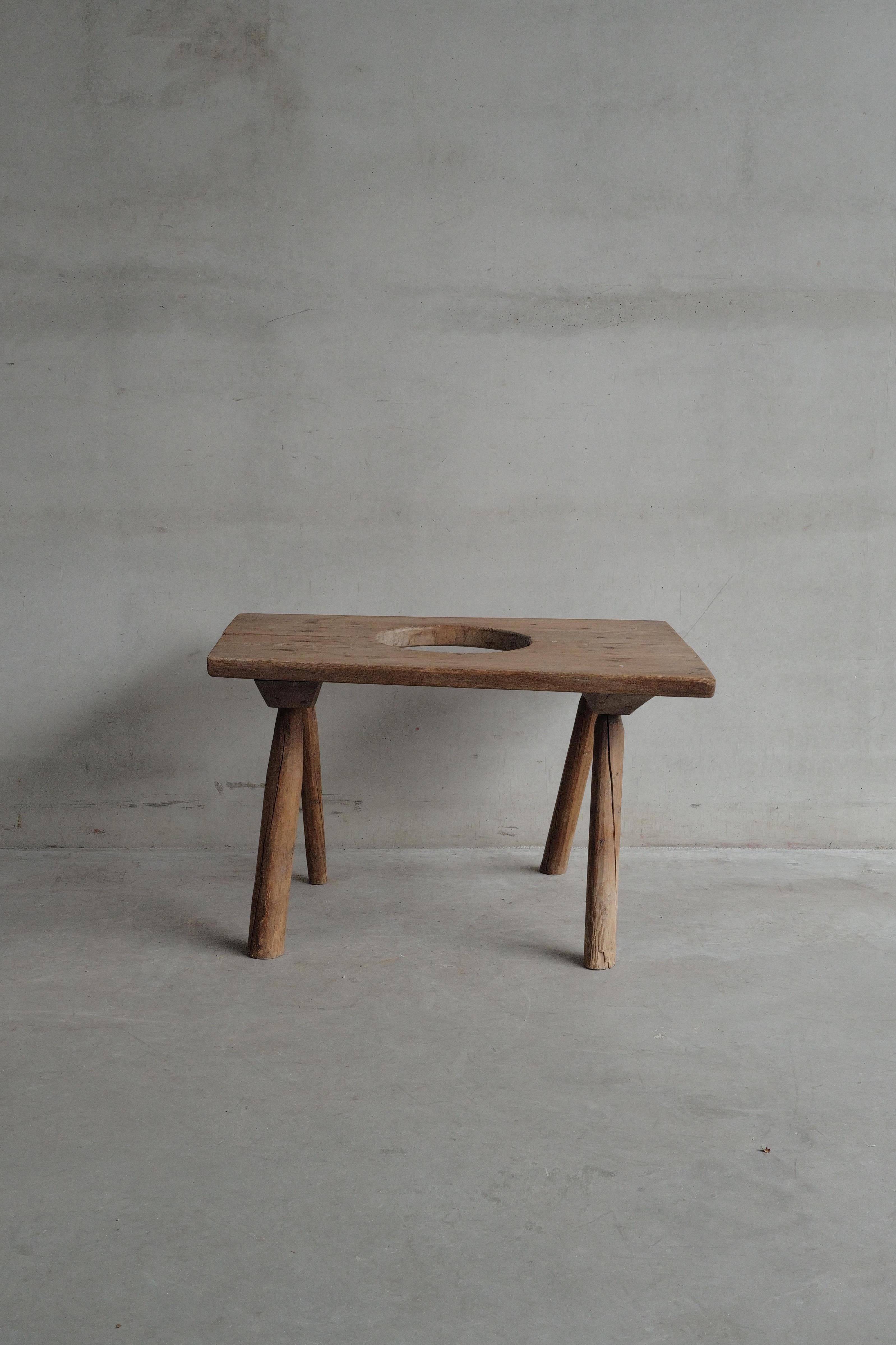 Tabouret suédois du 19e siècle avec ouverture en pin. 