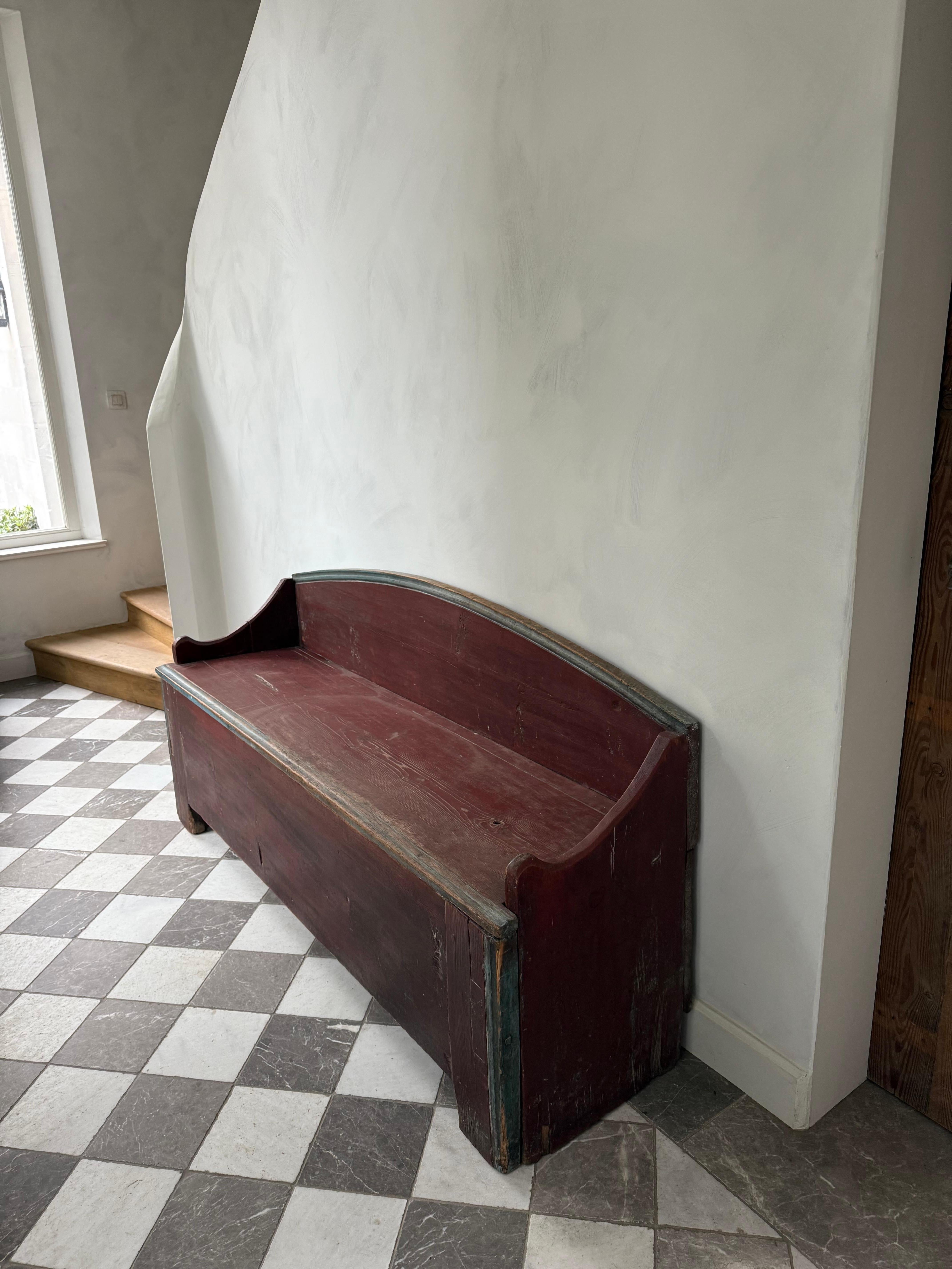 A 19th-century Swedish bench, originally used as a sofa bed.
Over the years, it has been secured so that the lid can be opened, but the sofa itself remains permanently assembled.
In the past, the sofa could be extended, allowing a mattress to be
