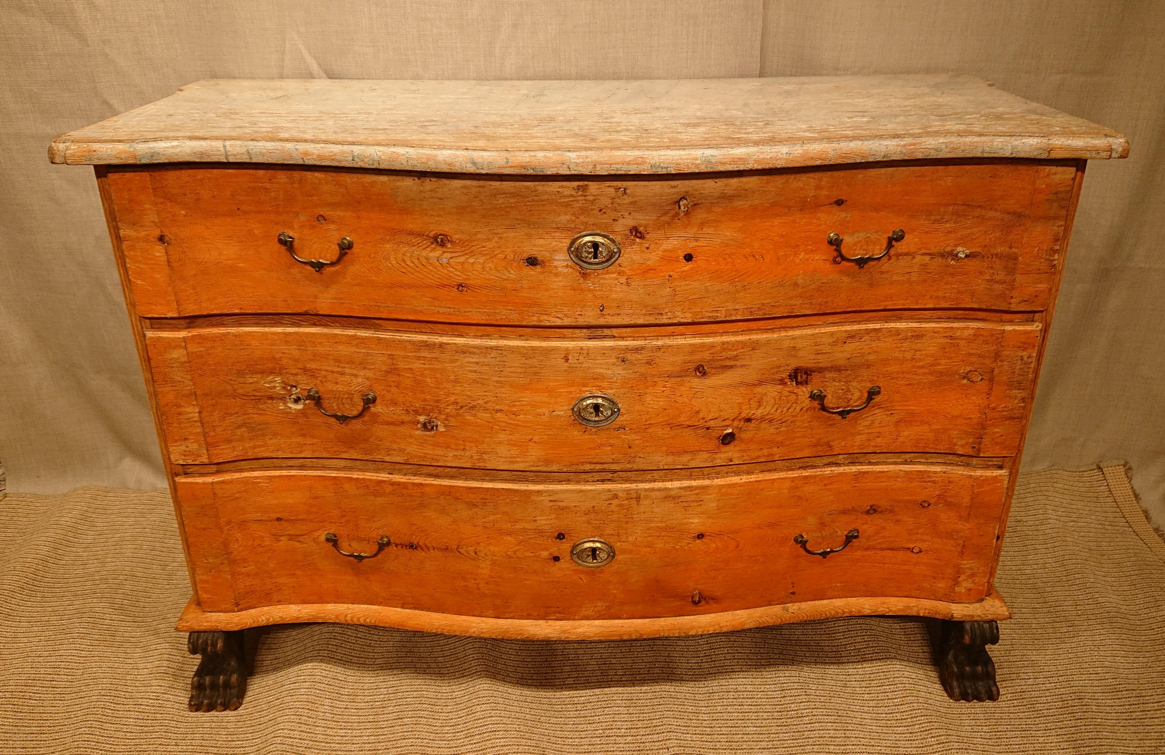 19th Century Swedish style Late Baroque chest of drawers from Ornskoldsvik Angermanland,Northern Sweden.
Scraped to its beautiful colorful originalpaint.
The top has a beautiful marblepaint & beautiful carved details.
Lovely feet in form of