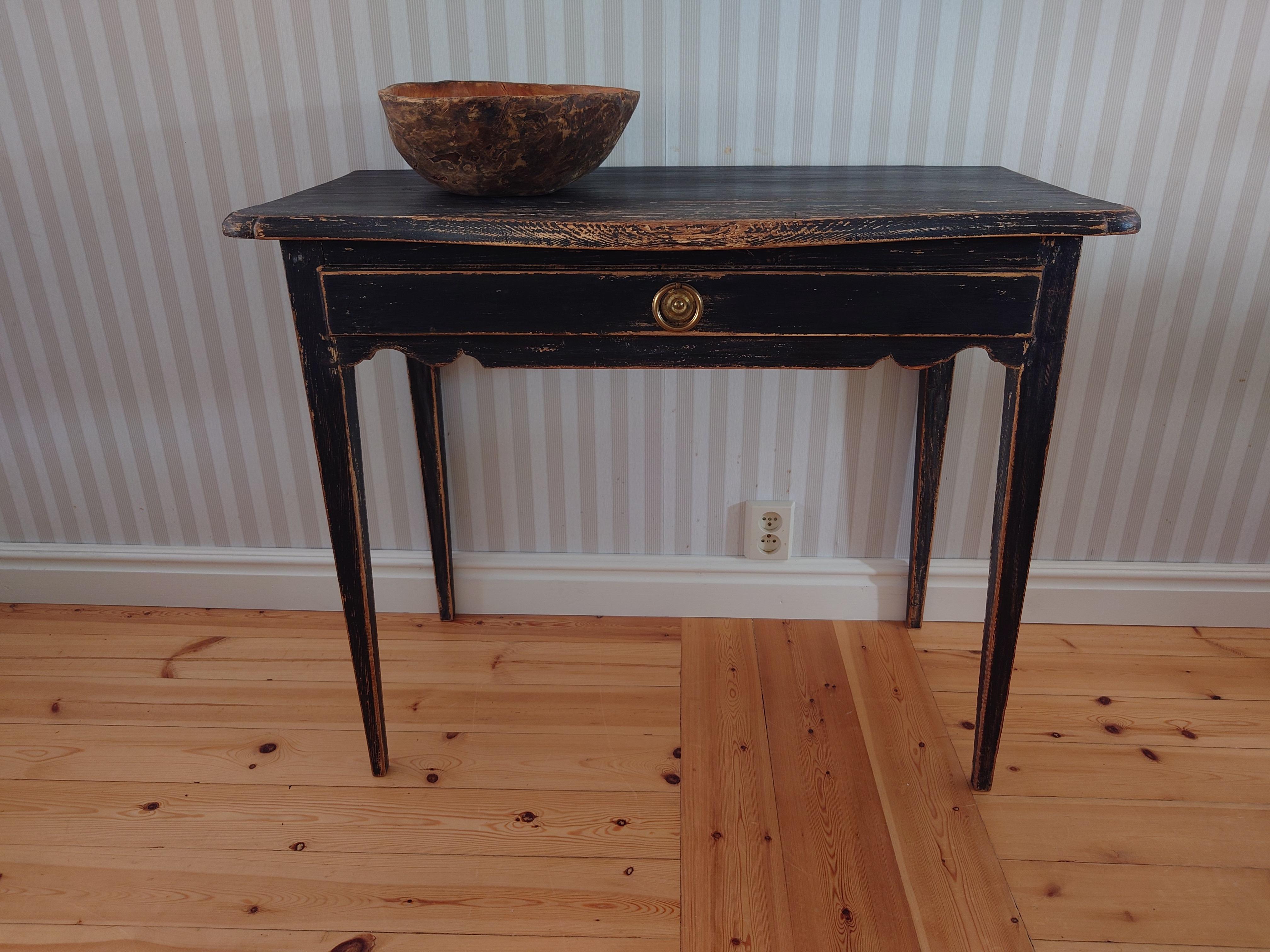 Pretty little desk with nicely curved edge. It's in transition between Rococo and Gustavian.
It is more recently painted with wear where you can see the pine shining through.
It has nice brass fitting.The fitting is period but not original to the
