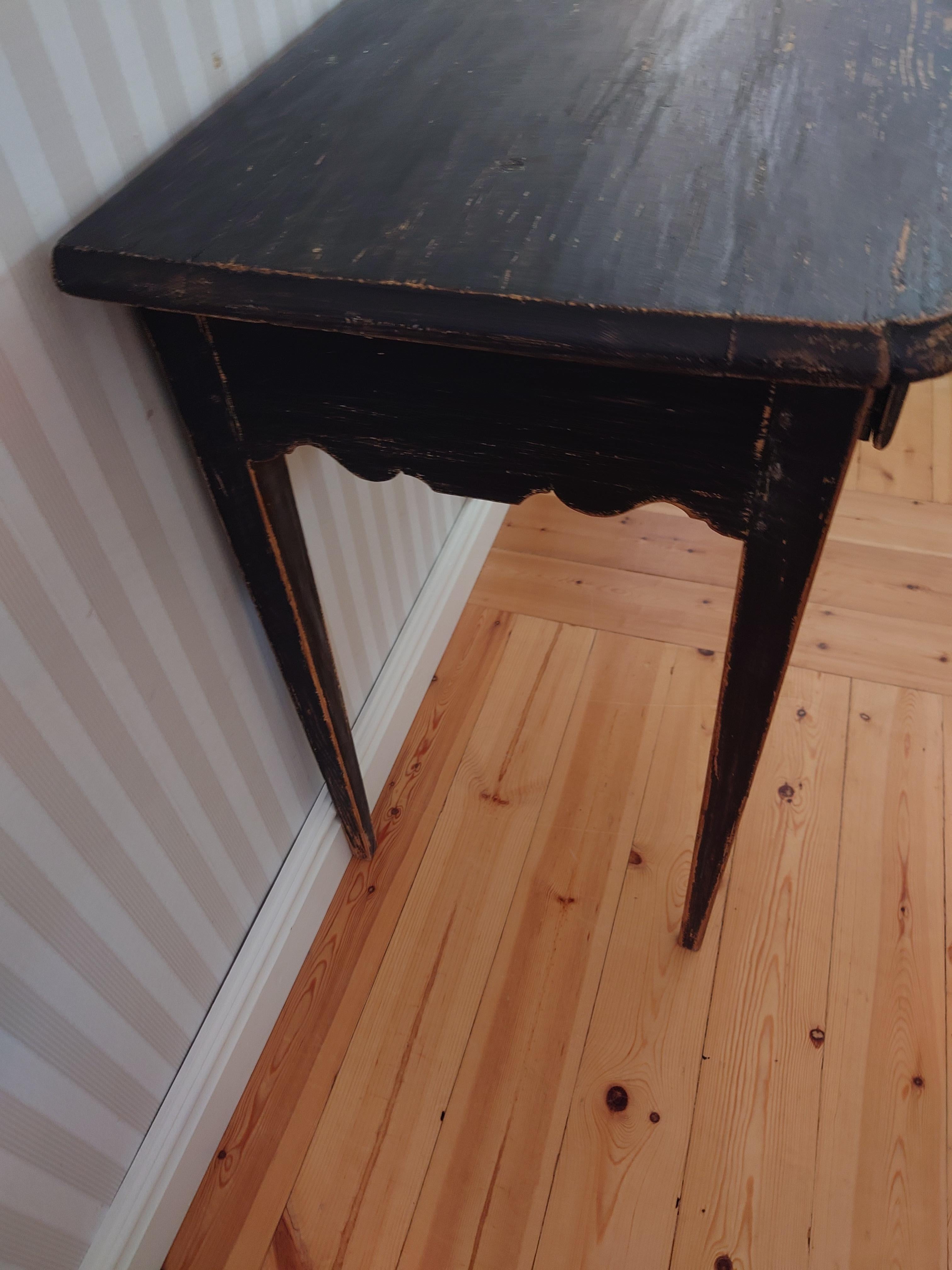 19th Century Swedish table in  transition between Rococo & Gustavian For Sale 1