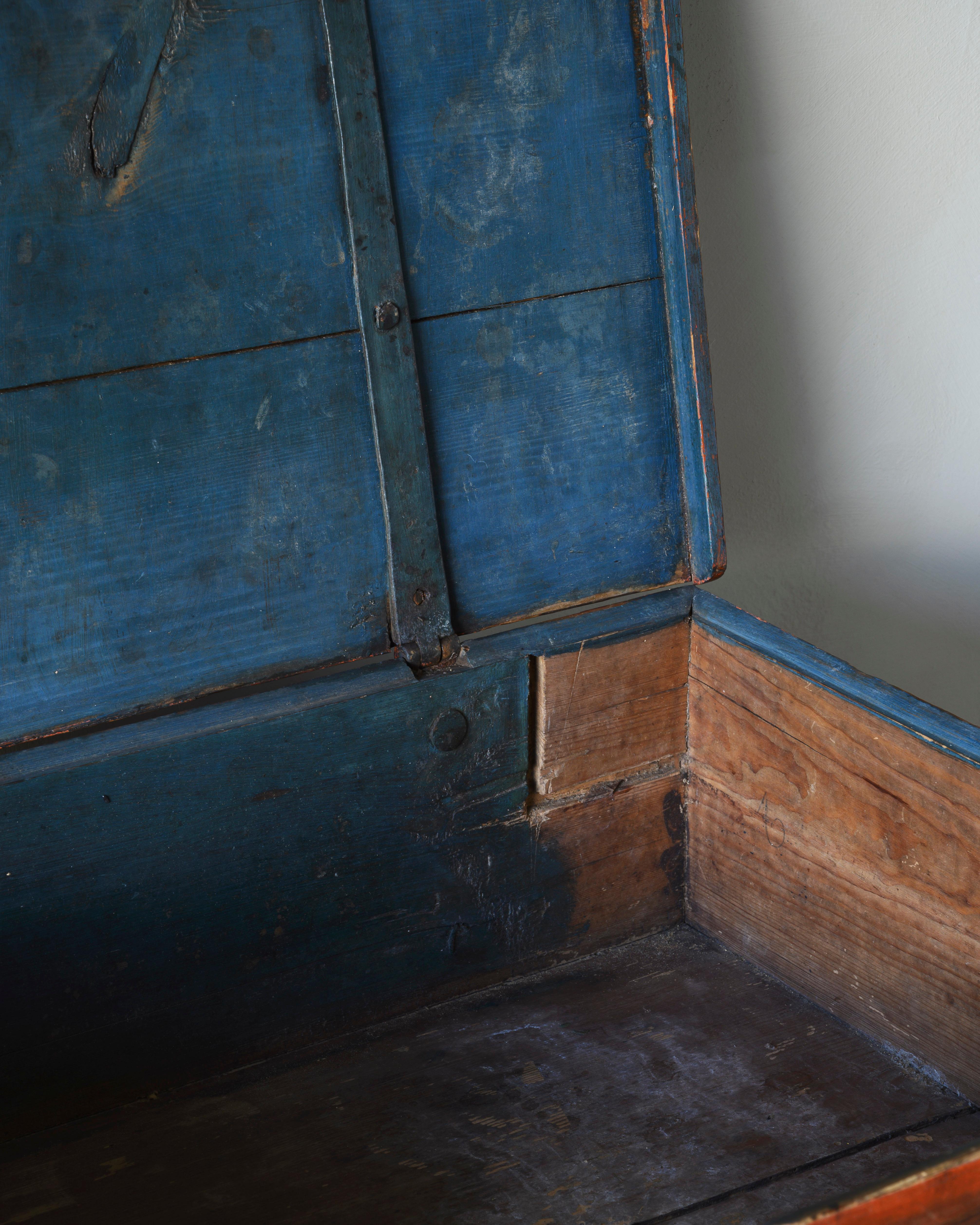19th Century Swedish Table Top Box In Good Condition For Sale In Bozeman, MT