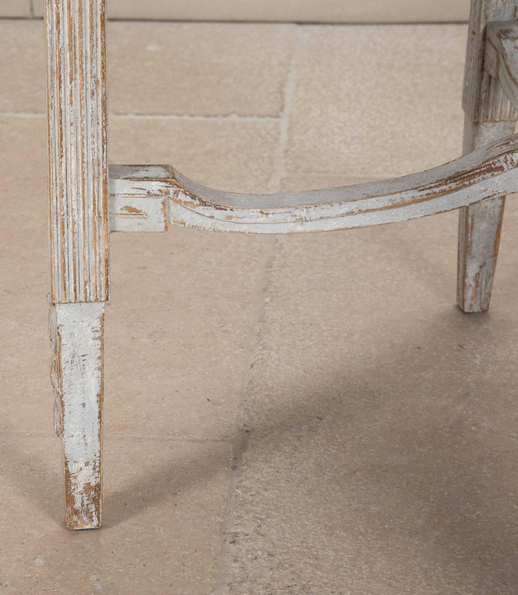 Tavolo svedese del XIX secolo con grifoni intagliati in vendita 3