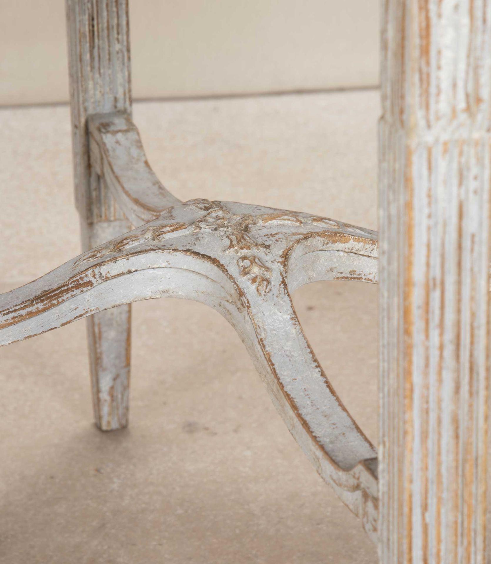 Tavolo svedese del XIX secolo con grifoni intagliati in vendita 4