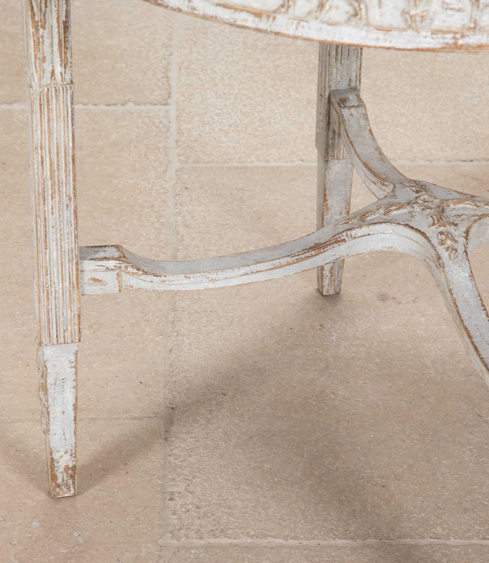 Tavolo svedese del XIX secolo con grifoni intagliati in vendita 5