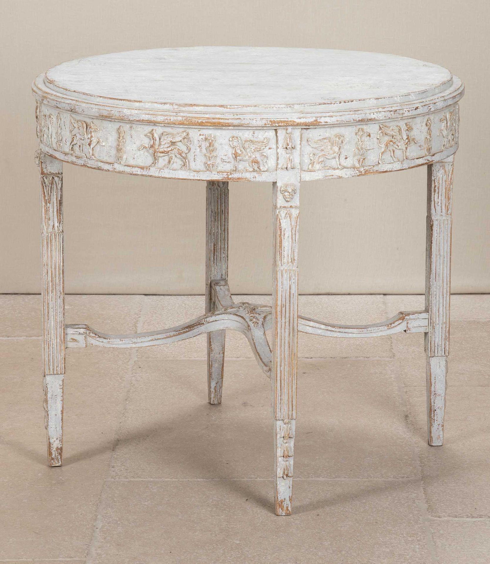 Gustaviano Tavolo svedese del XIX secolo con grifoni intagliati in vendita