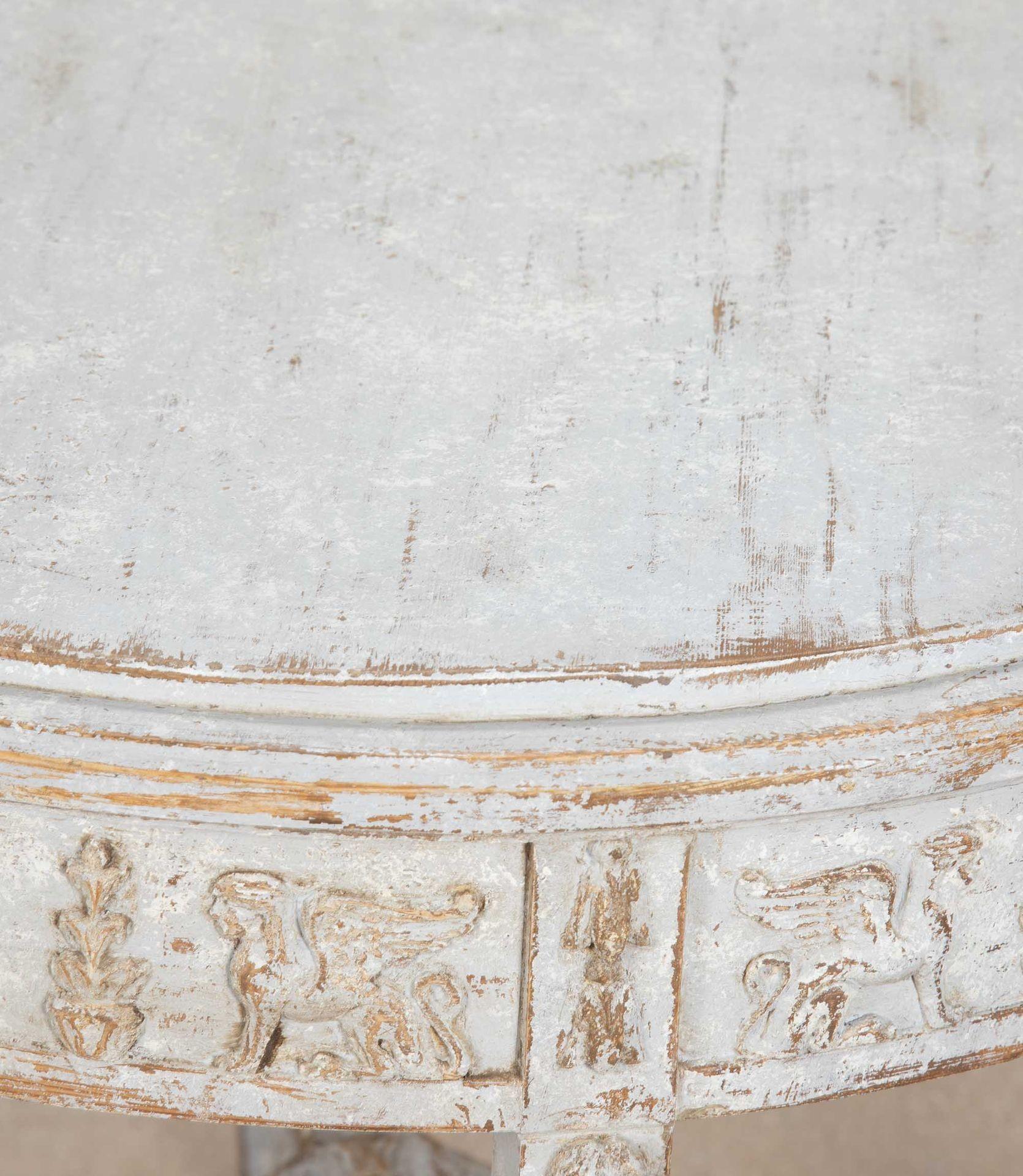 Intagliato Tavolo svedese del XIX secolo con grifoni intagliati in vendita